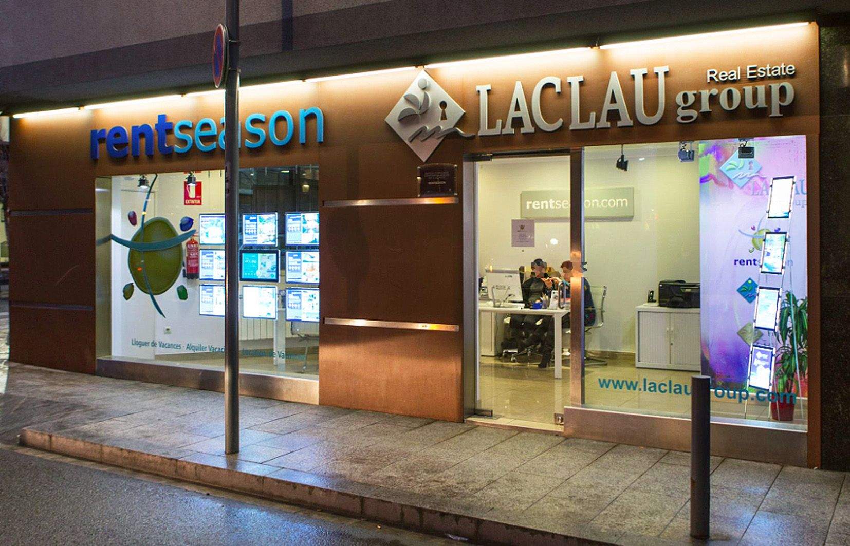 Detingudes dues treballadores d’una immobiliària de la capital per apropiar-se de diners i d’informació confidencial