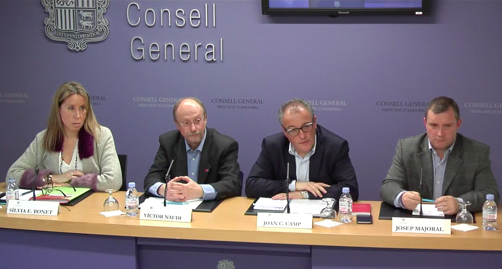 Tancament en fals del guirigall del grup parlamentari ‘mega mix’