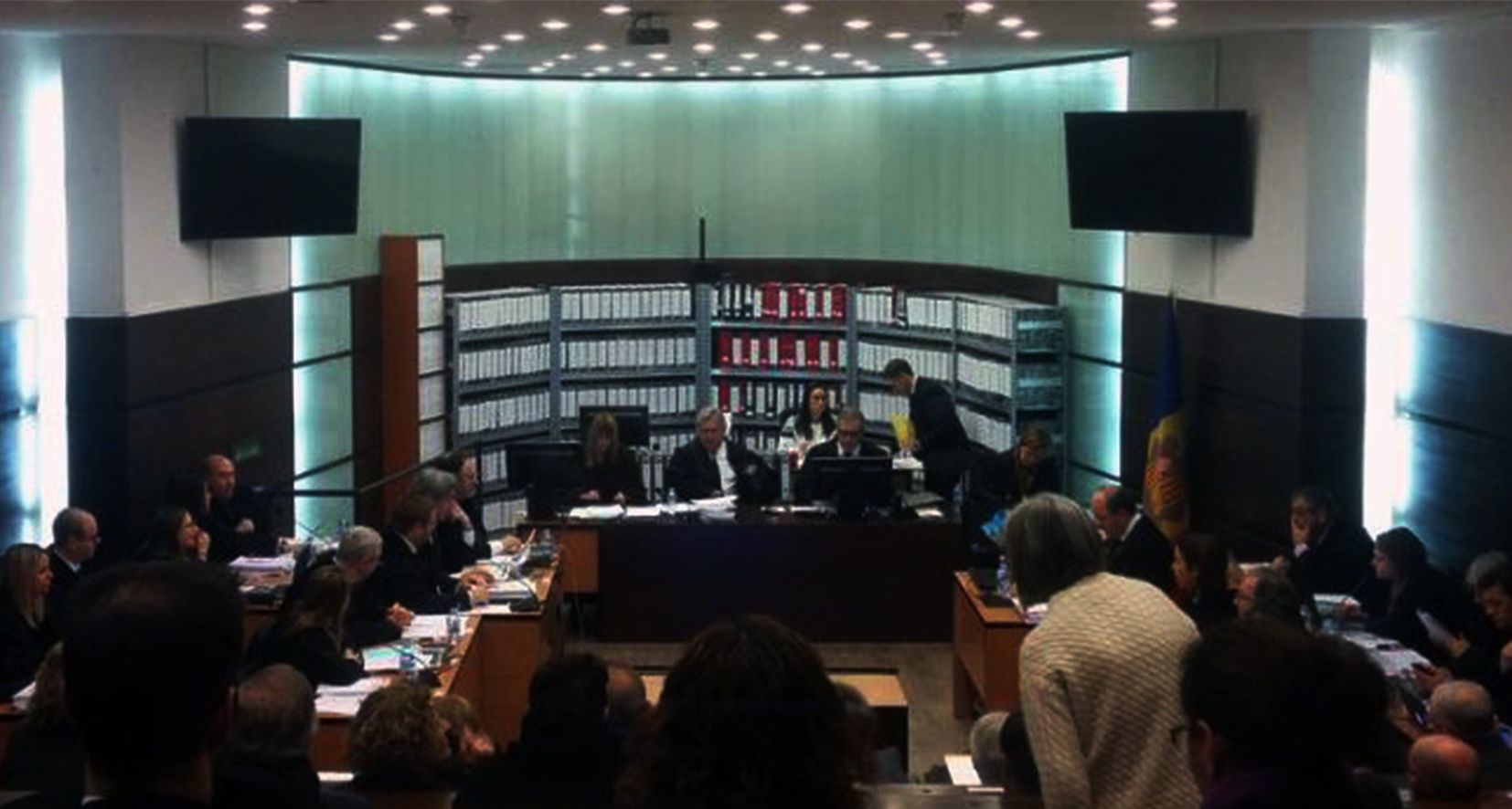 Els defensors dels processats en el ‘cas BPA’ mostren la targeta vermella al Govern