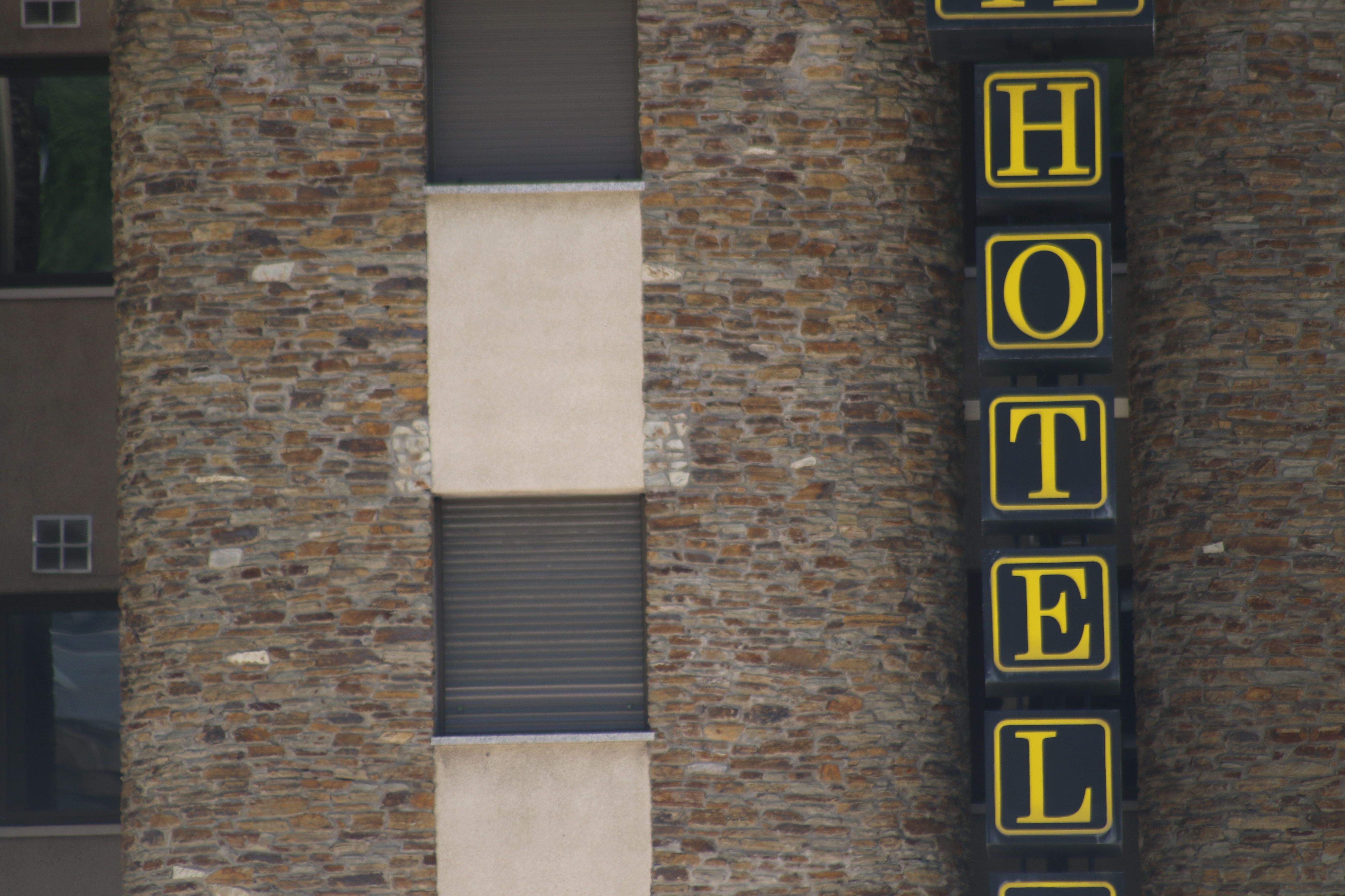 El rètol d'un hotel del país.