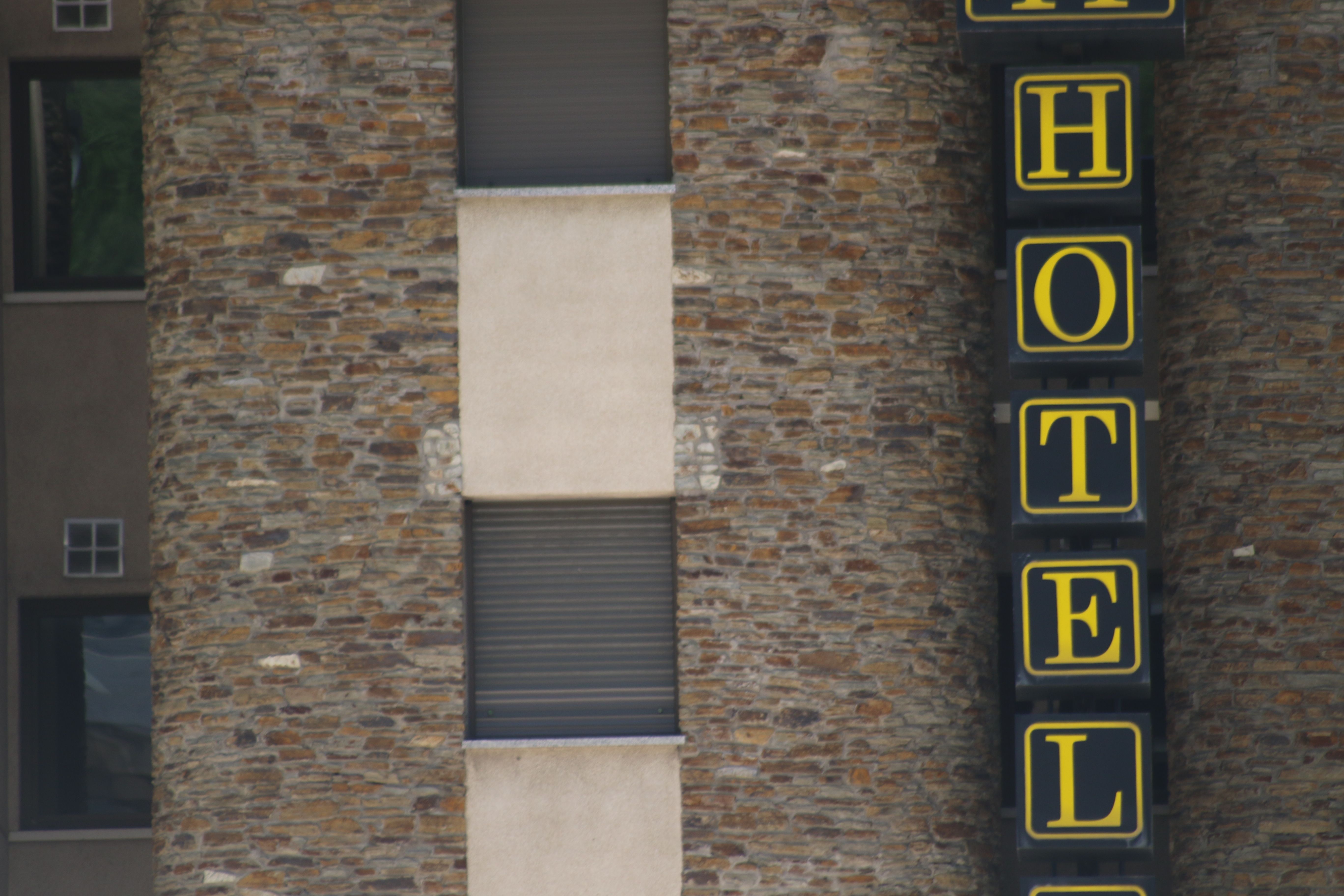 Rètol d'un dels hotels del país.