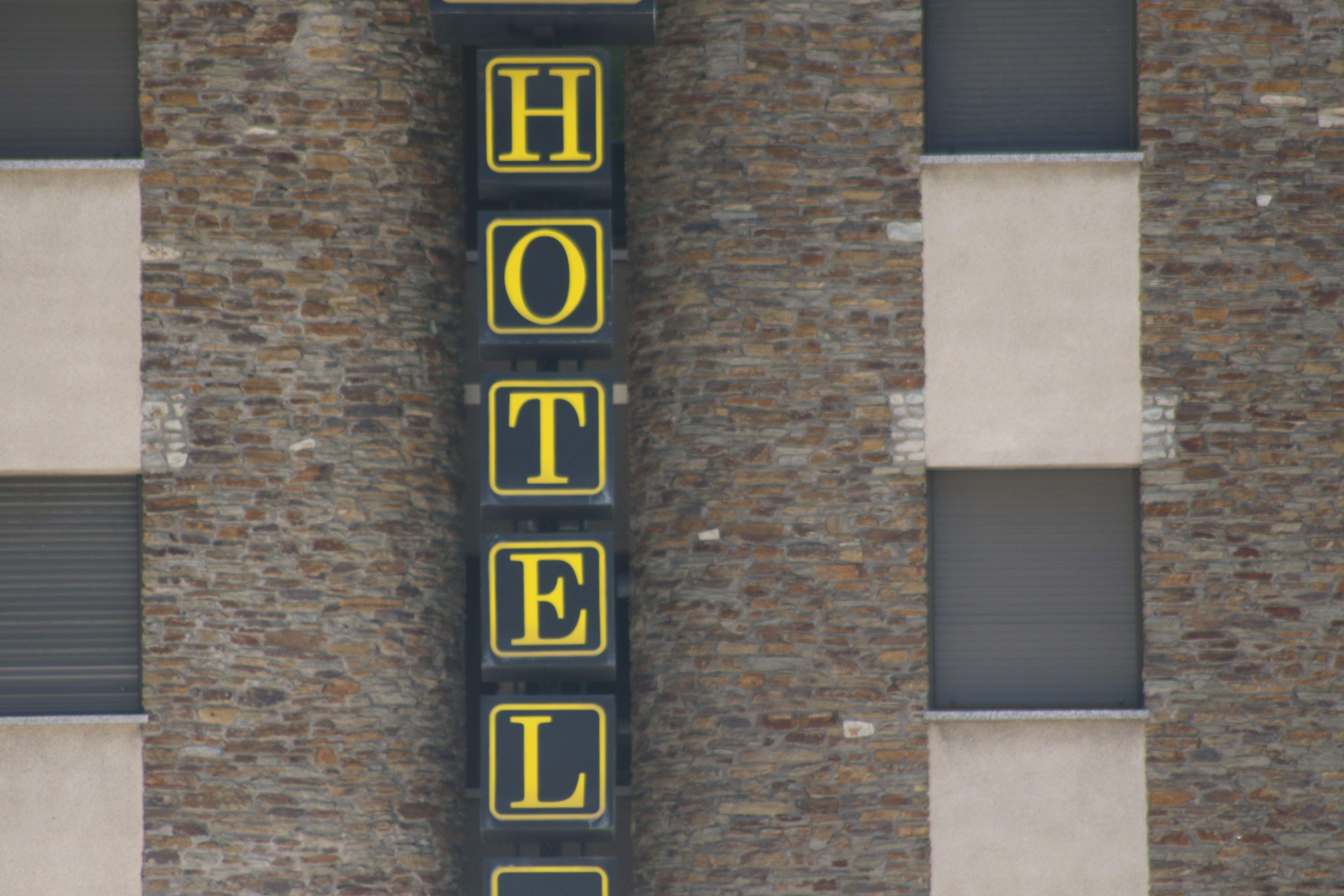 Rètol d'un hotel del país.