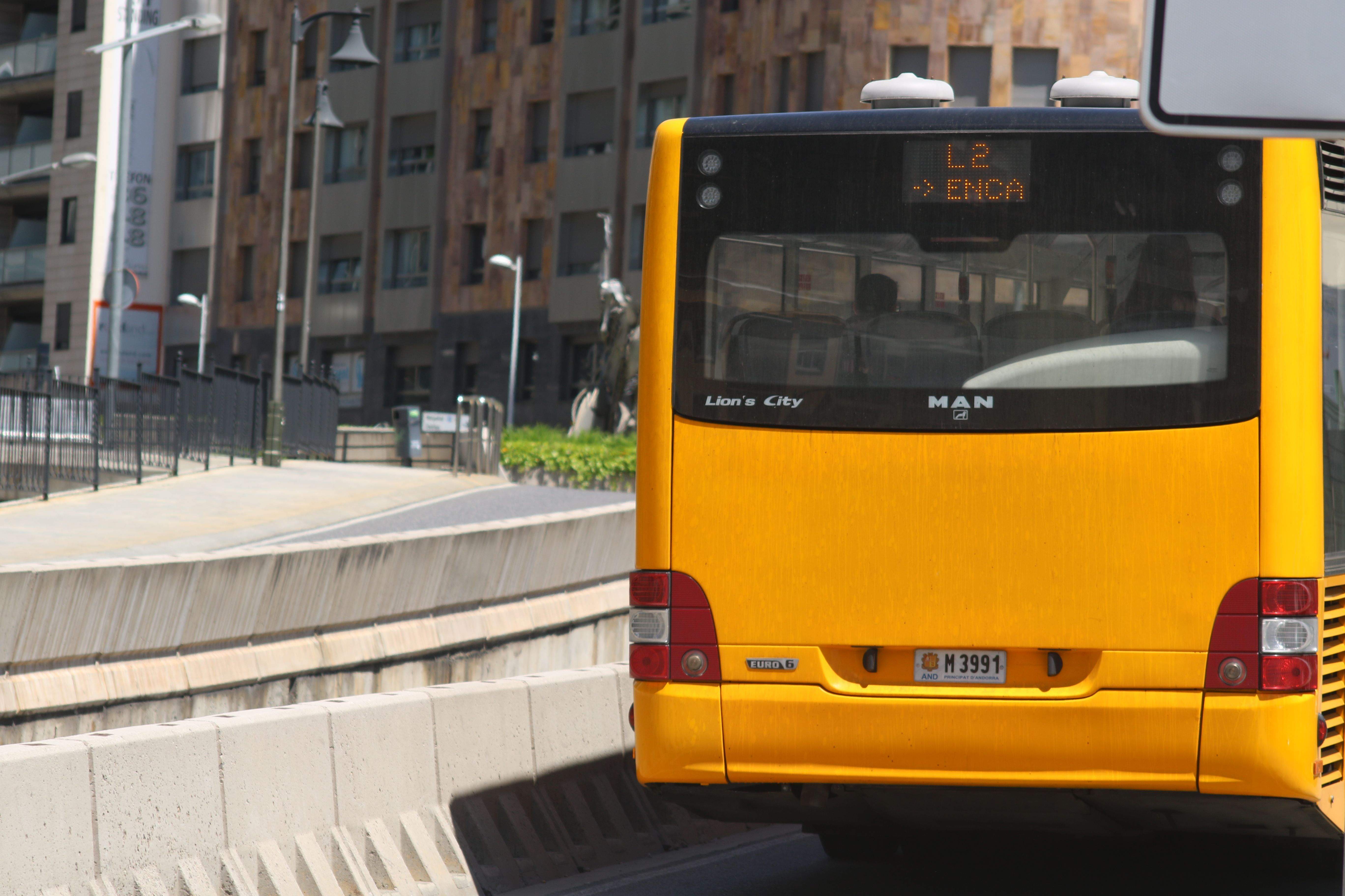 Un bus a la rotonda de la Dama de Gel dirigint-se cap a Encamp.