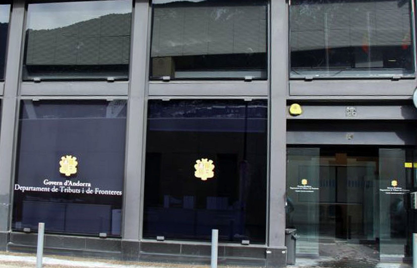 Una imatge de l'entrada a l'oficina de la Baixada del Molí.