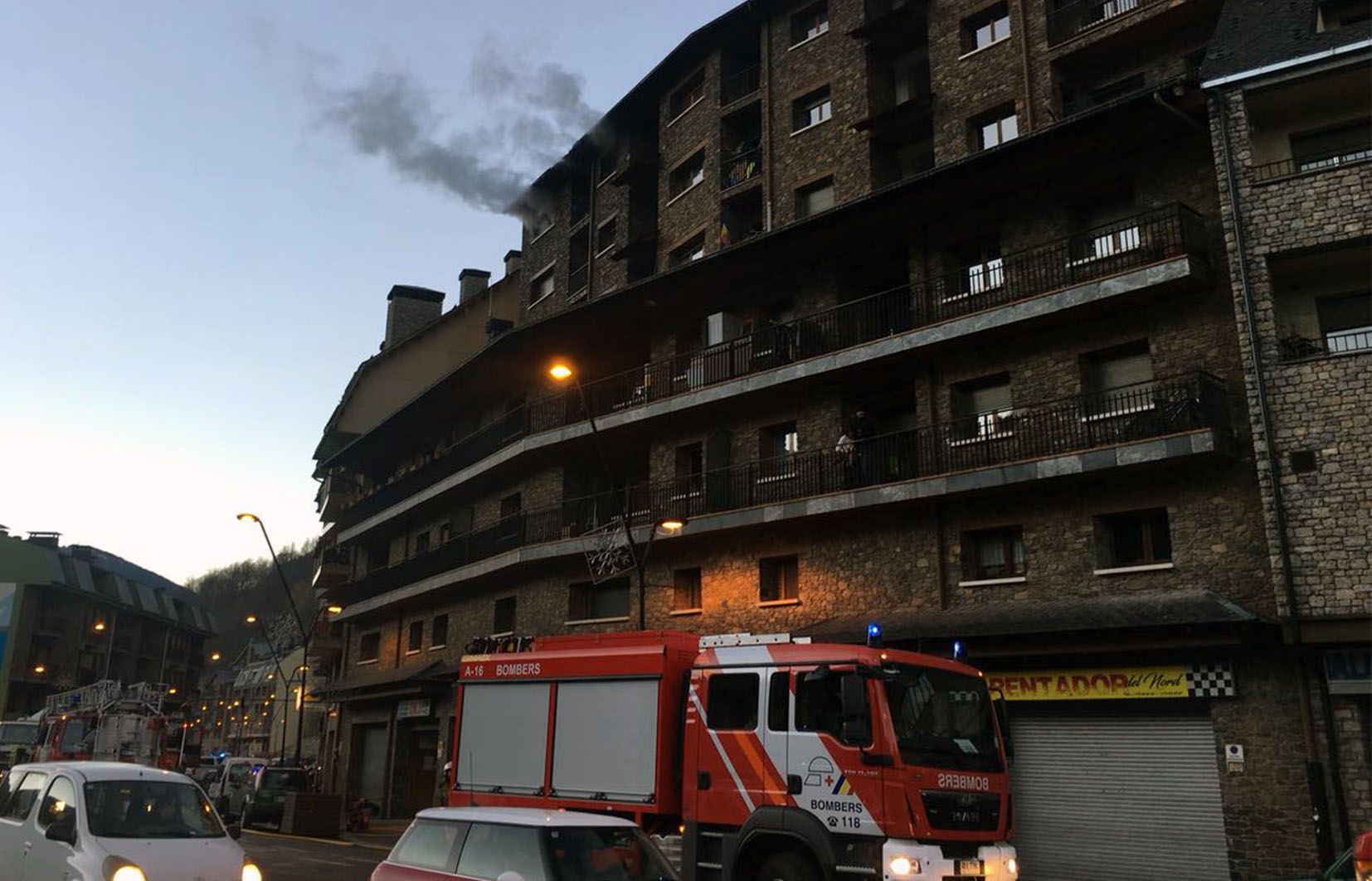 Fum sortint de les finestres del pis afectat.