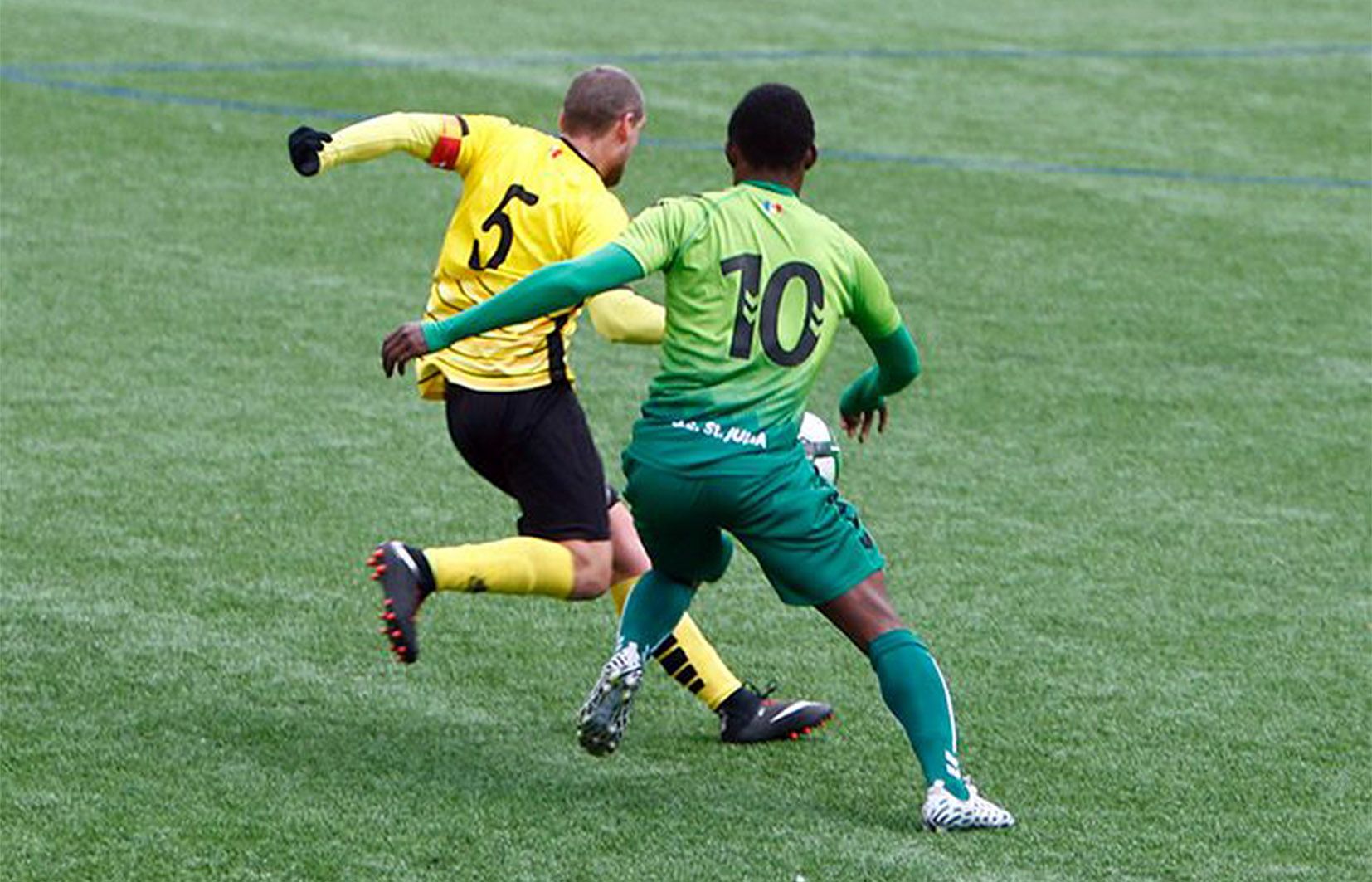 Una jugada d\'un partit recent entre dos clubs -UE Santa Coloma i Sant Julià- de la primera divisió del futbol andorrà.