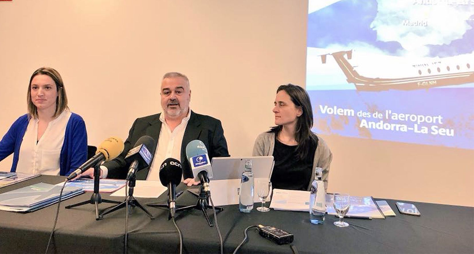 Un moment de la presentació del \'catàleg\' de vols aquest dilluns a la Seu. Un moment de la presentació del \'catàleg\' de vols aquest dilluns a la Seu.