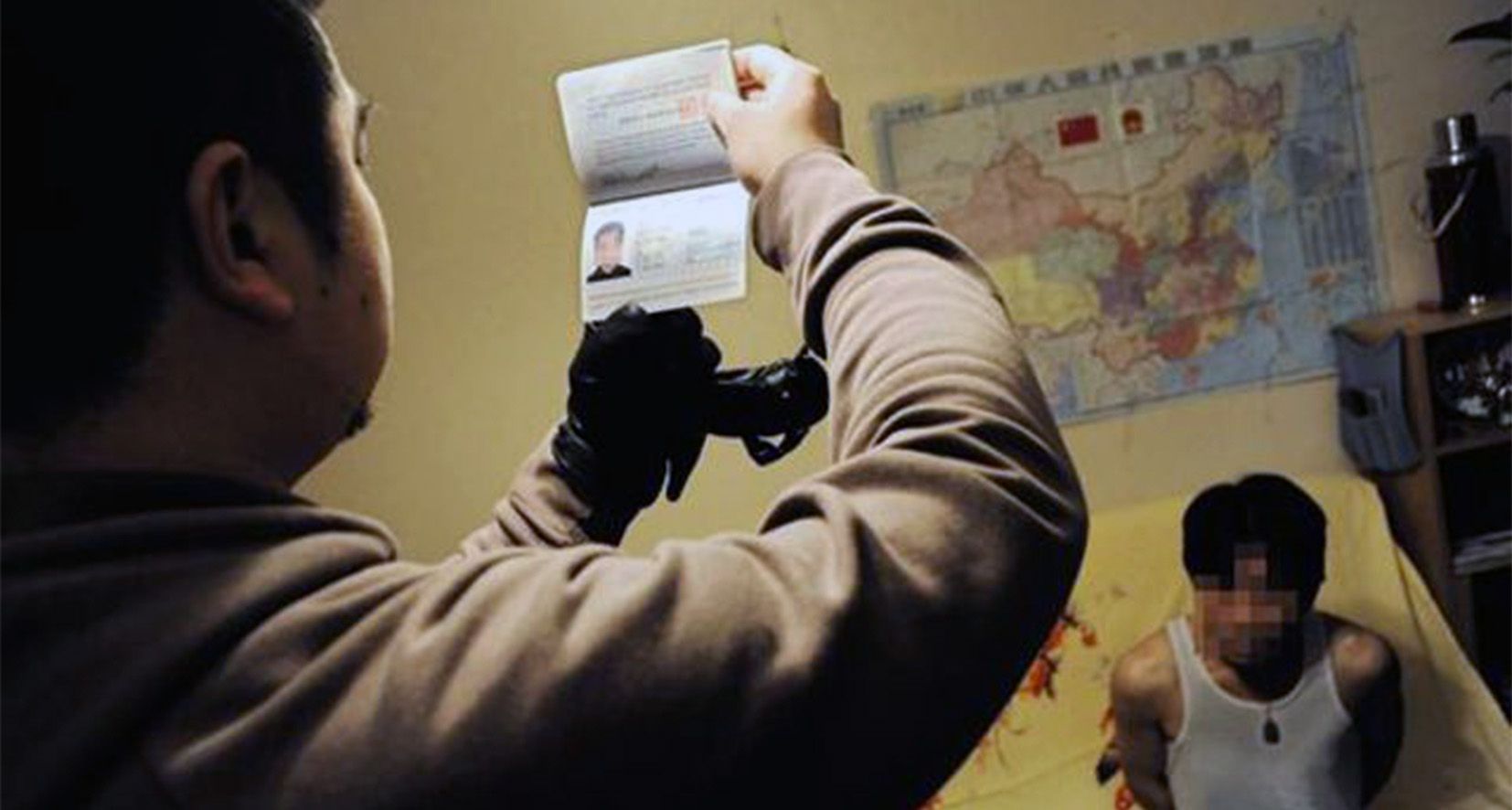 Control d\'un xinès suposadament clandestí en una comissaria de policia francesa. Control d\'un xinès suposadament clandestí en una comissaria de policia francesa.