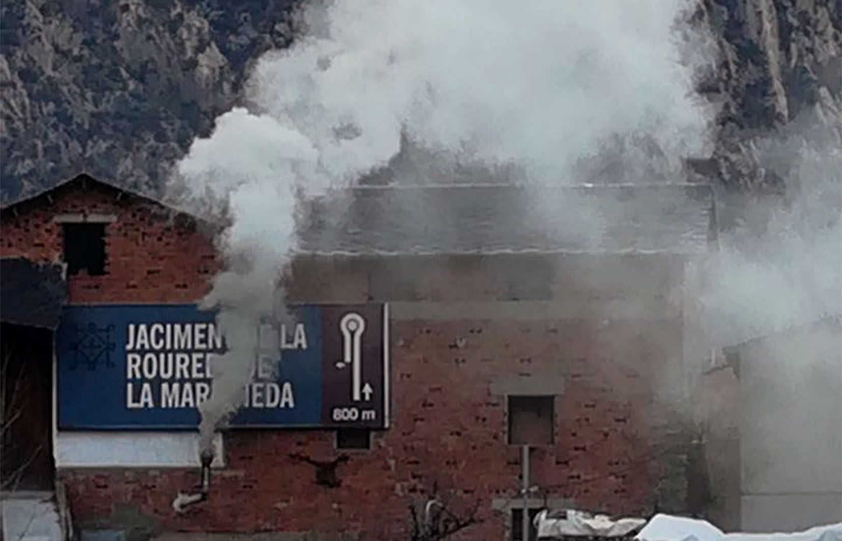 La xemeneia en plena activitat espolsadora de fum.