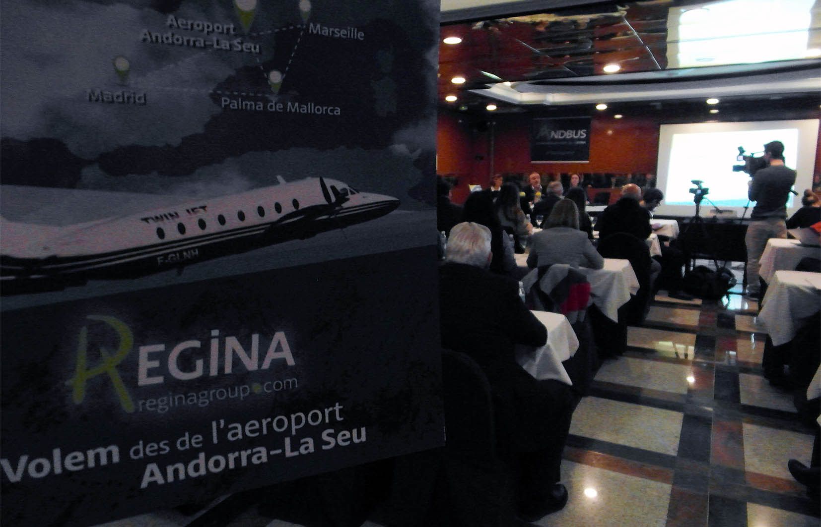 Un moment de la promoció de la campanya d\'enllaços amb avió fins a Madrid, Palma de Mallorca o Marsella.