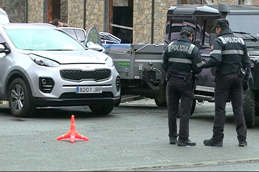Agents de la policia prenent mostres del cotxe on van ser descoberts els dos homes.