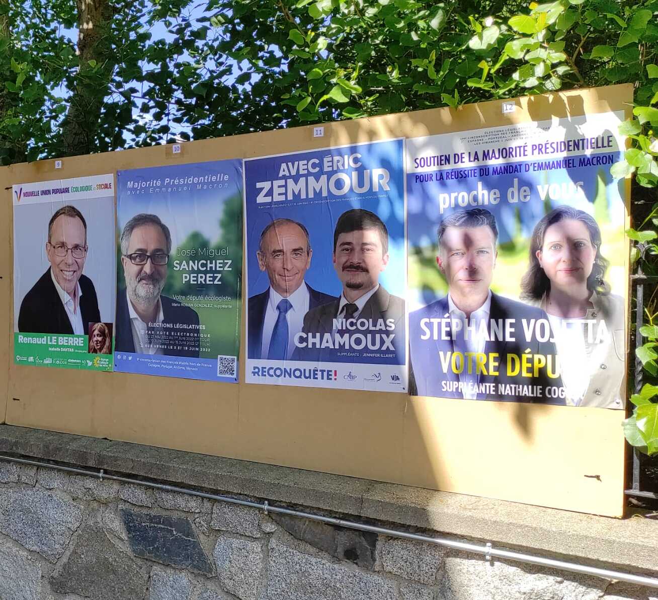 El cartell de Nicolas Chamoux, el segon per la dreta.