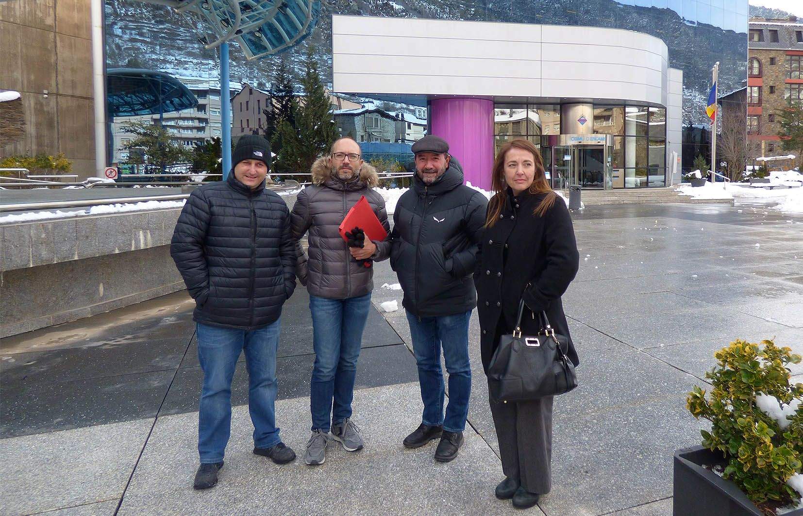 Els quatre consellers a la plaça dels Arínsols, durant la compareixença.