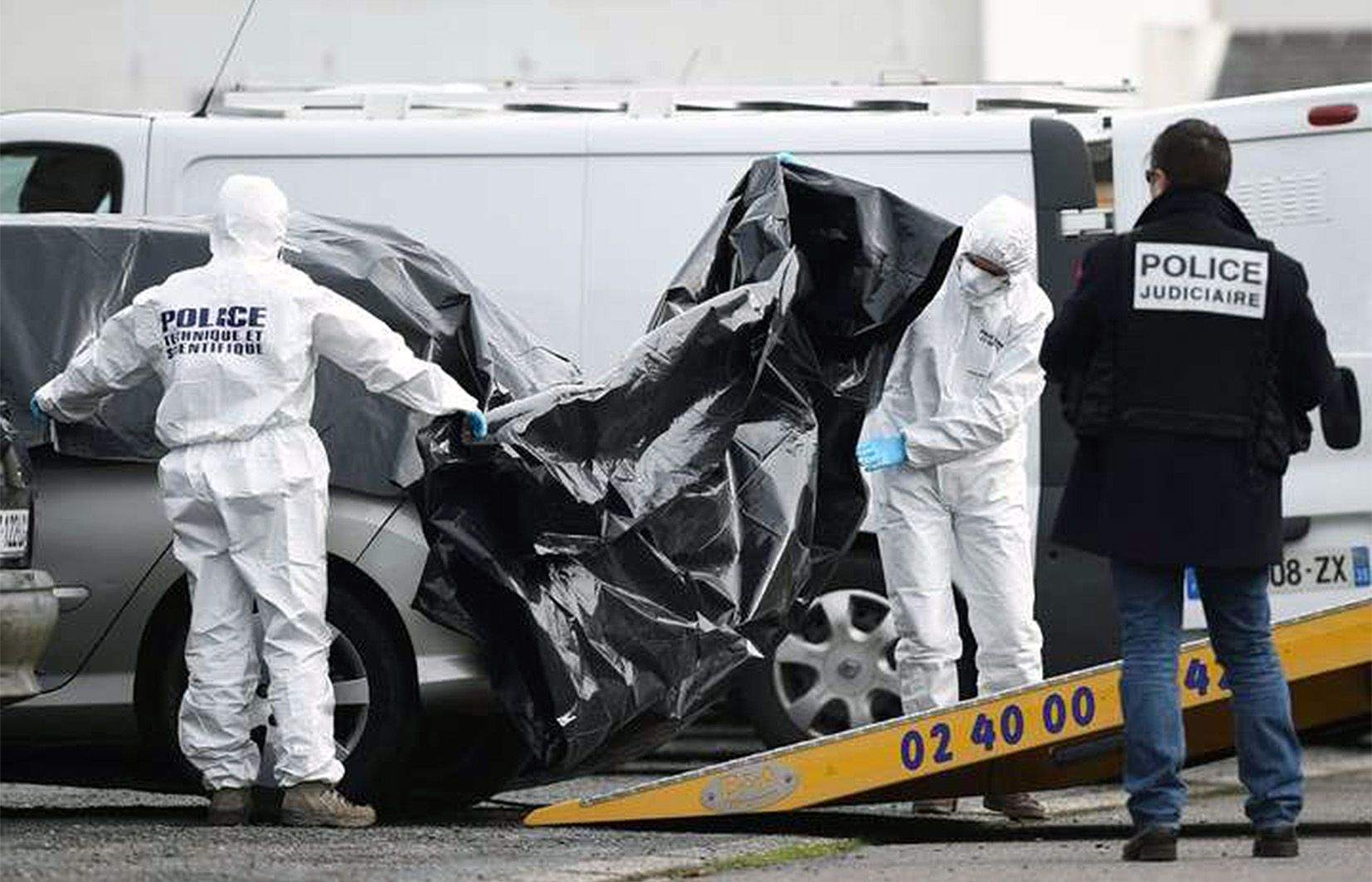 Policies científics francesos buscant pistes sobre els desapareguts.