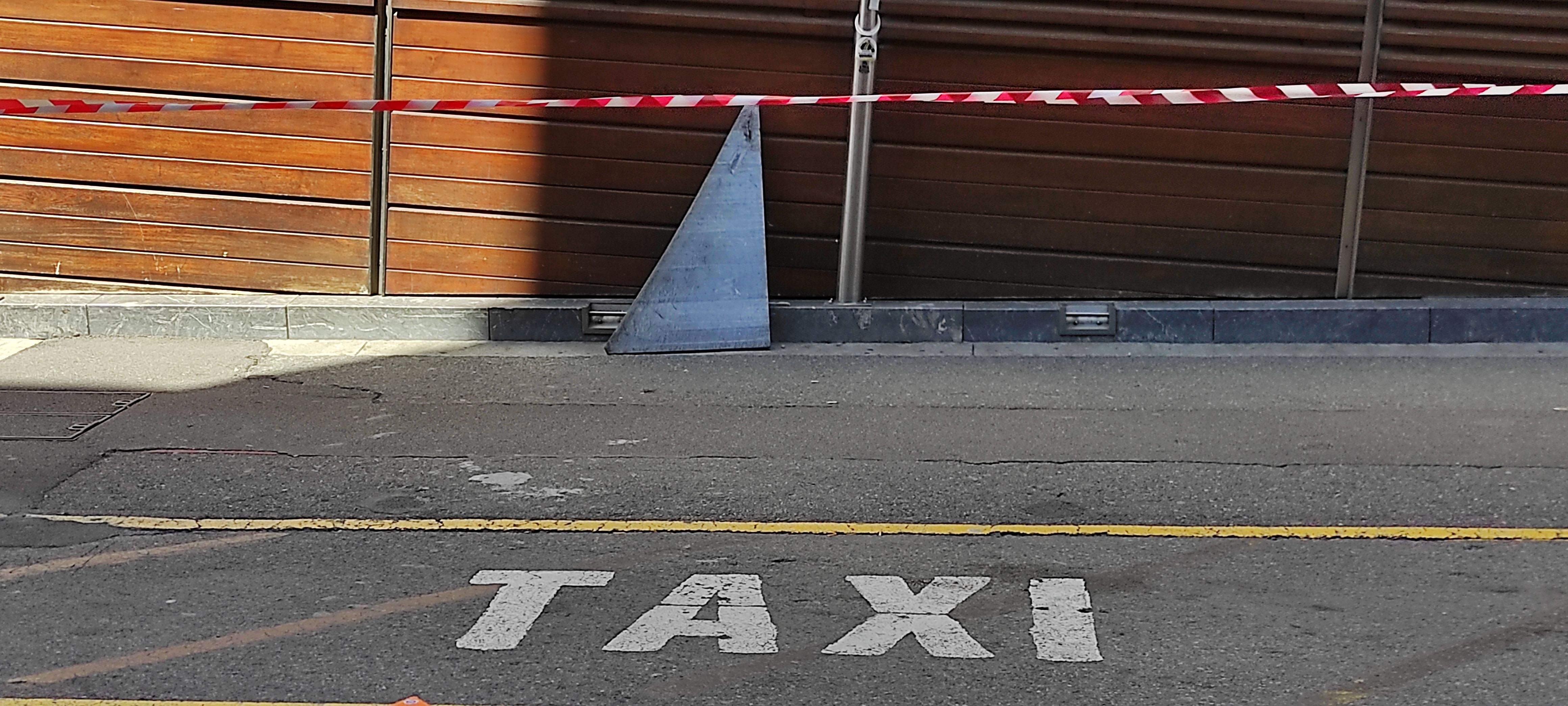 La placa despresa rere la cinta que impedeix el pas per la vorera.