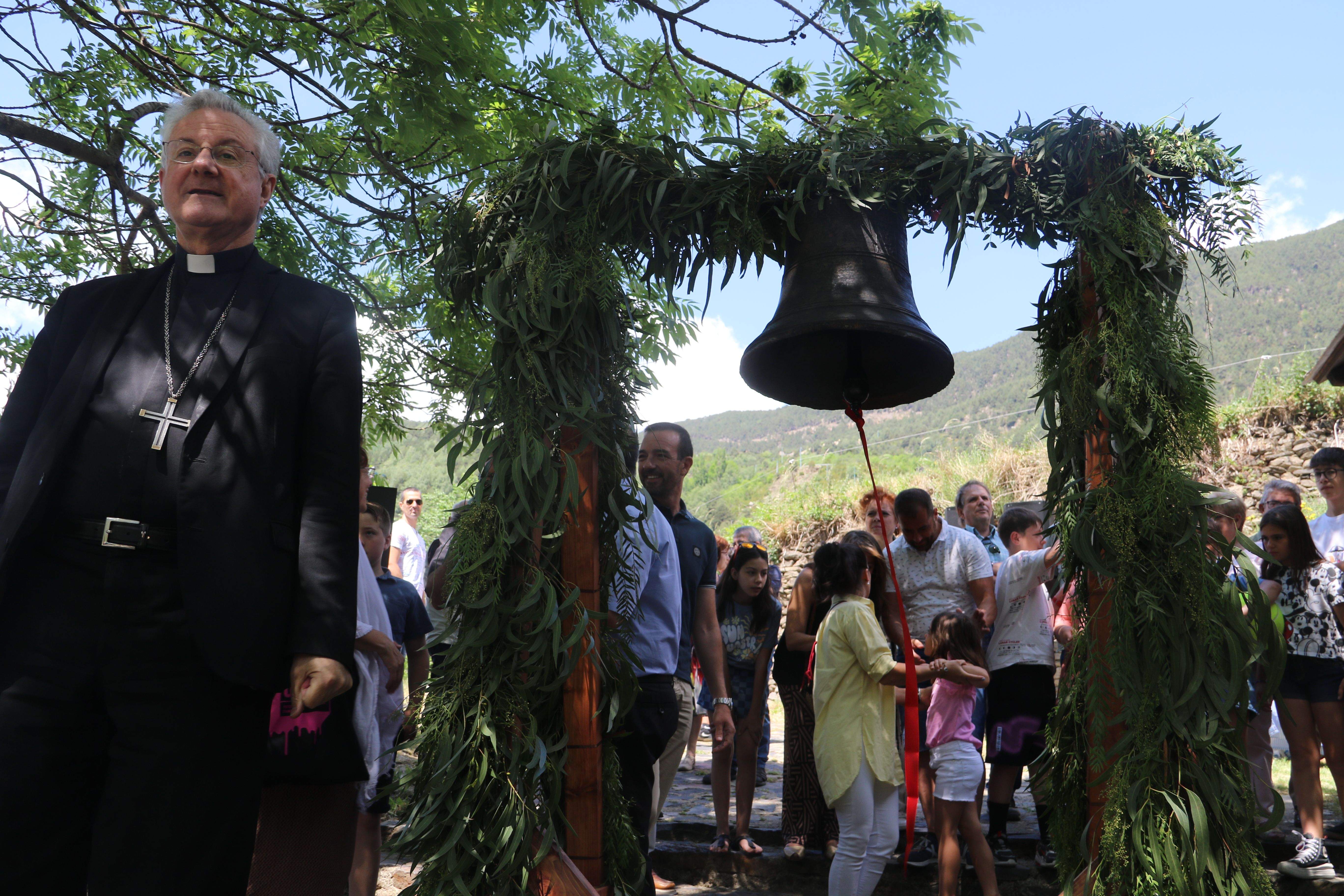 Joan-Enric Vives en arribar a Sant Romà de Vila per a la benedicció de la campana.