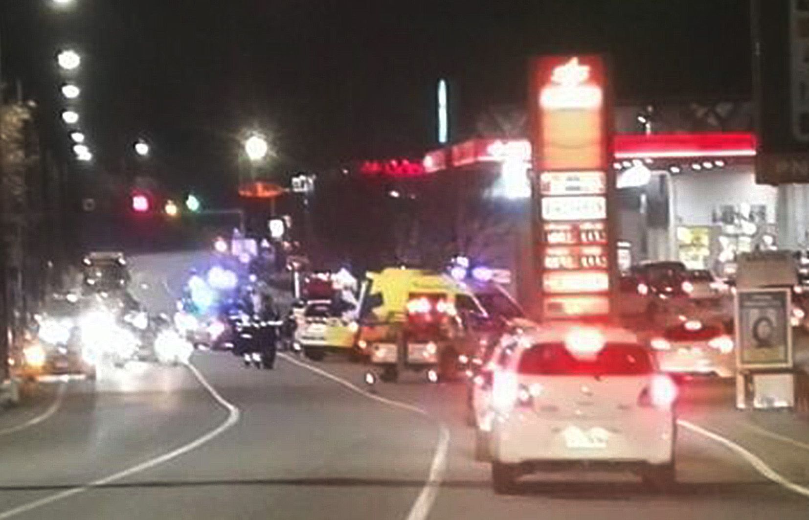 Una vista de l\'avinguda Salou just mentre els equips sanitaris prestaven assistència als ferits.