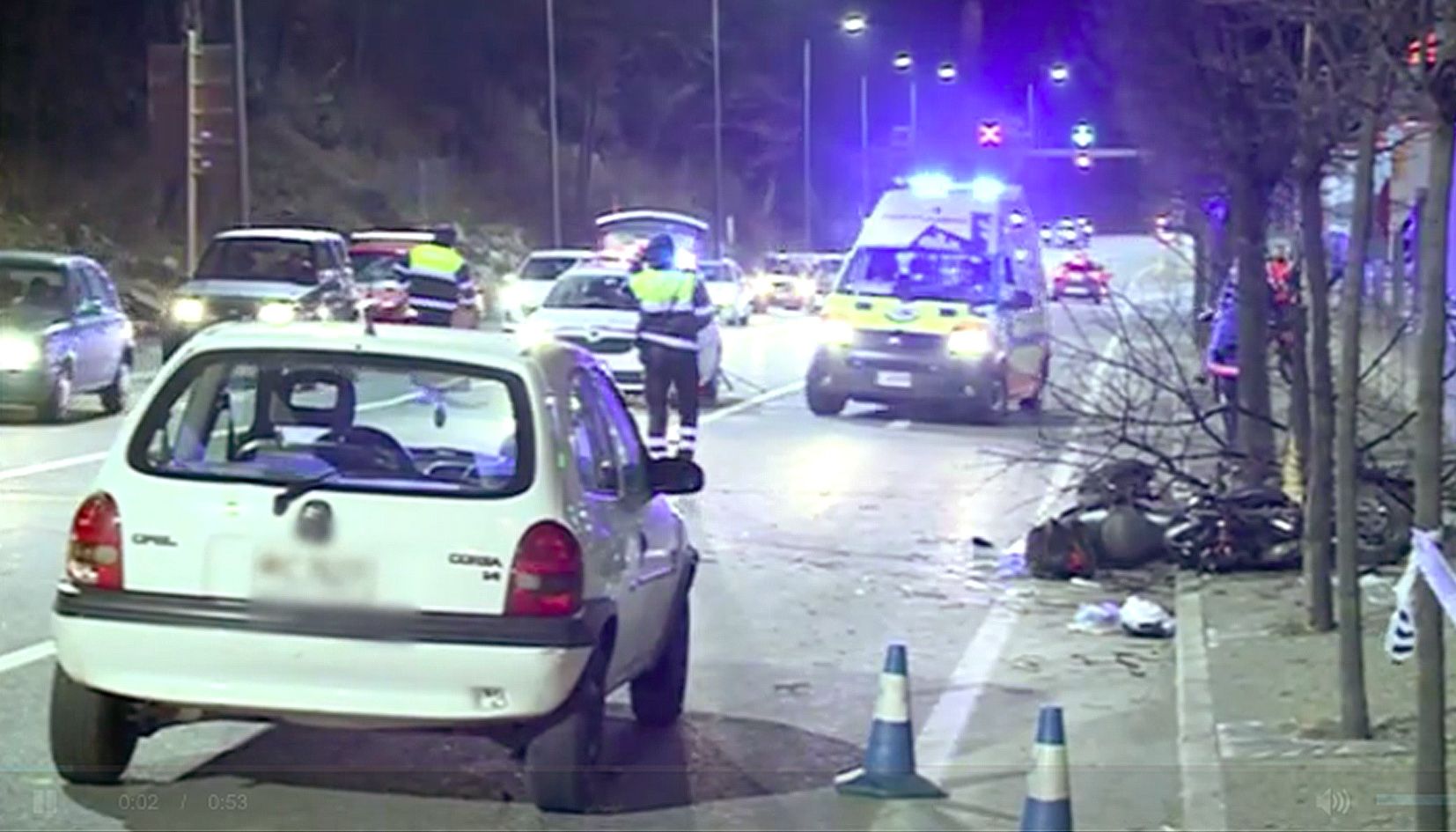 L\'Opel Corsa que avançava la moto, al fons a la dreta ja estavellada, es va aturar gairebé d\'immediat.