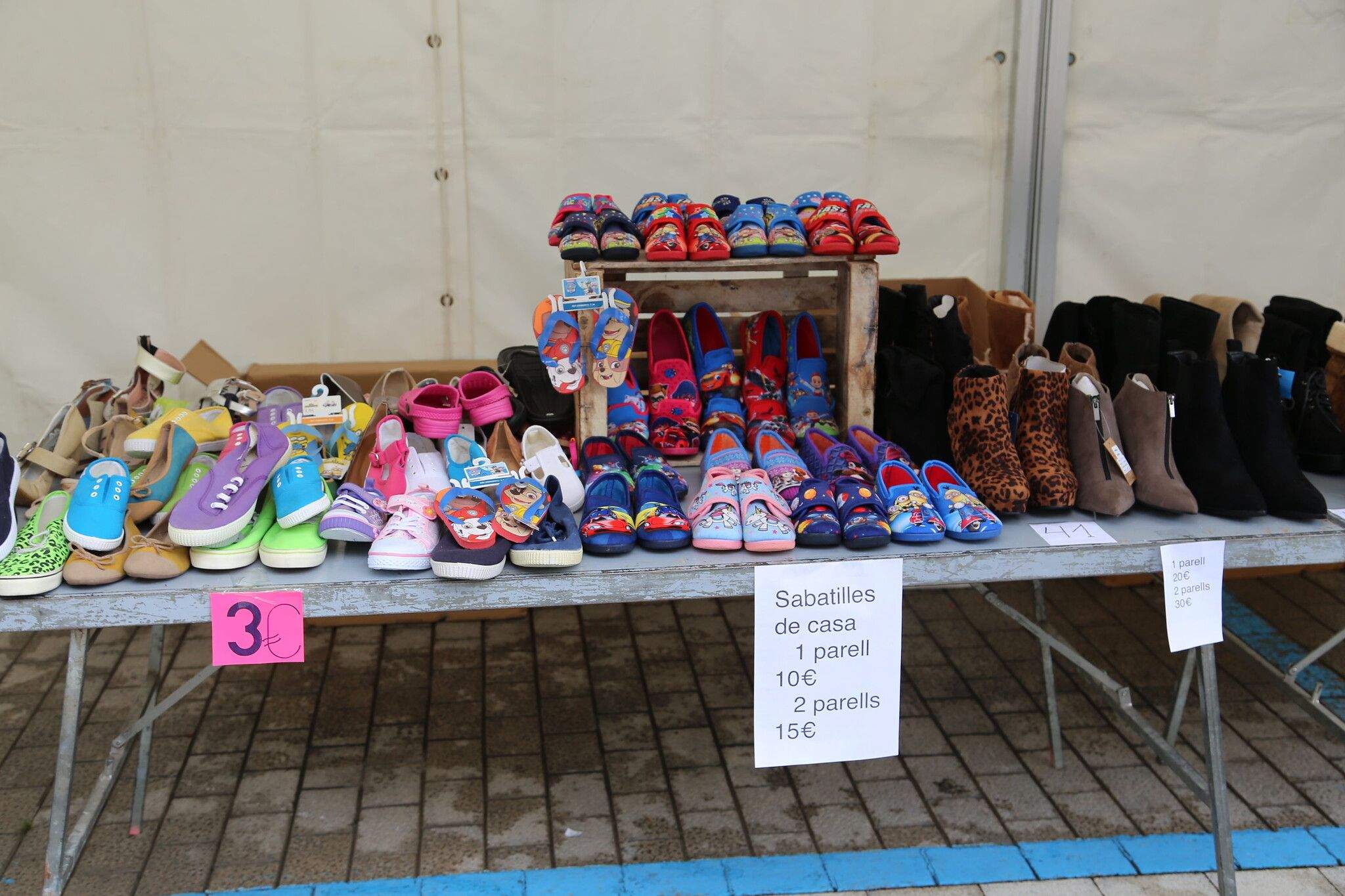 Paradeta en una fira al barri de Rocacorba.