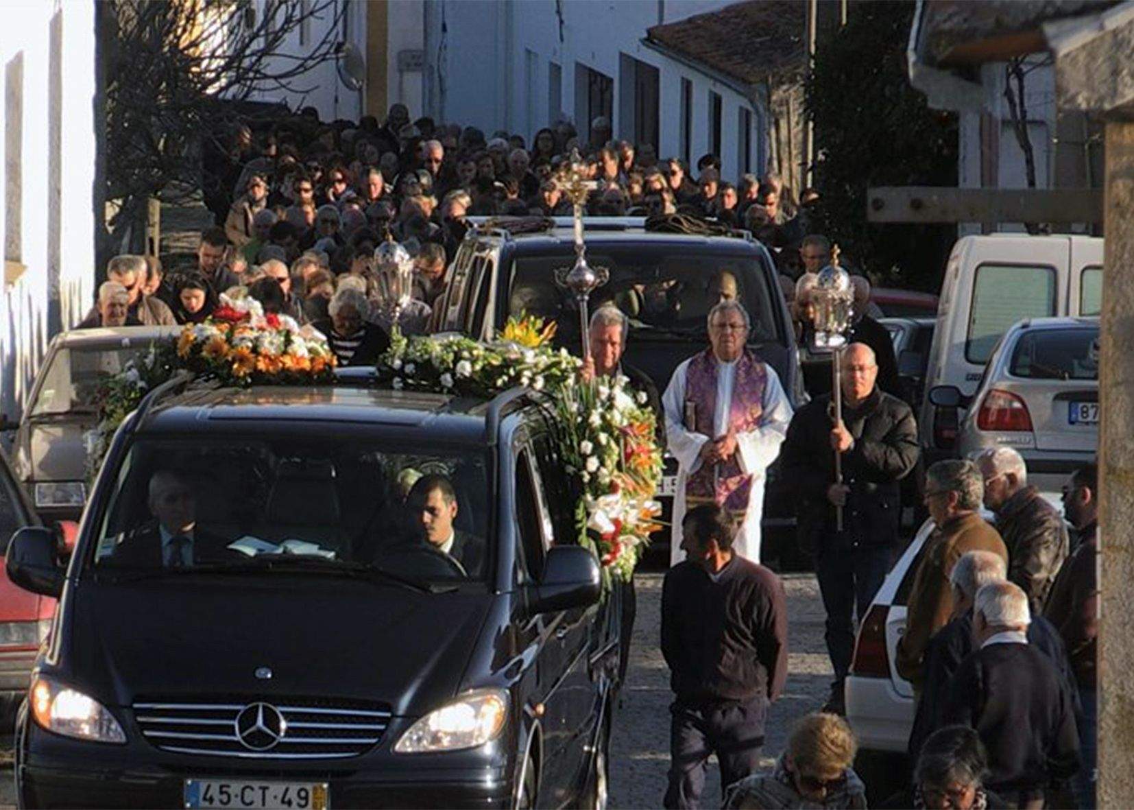 La comitiva fúnebre caminant cap a l\'església de Cabolais de Baixo, a Castelo Branco.