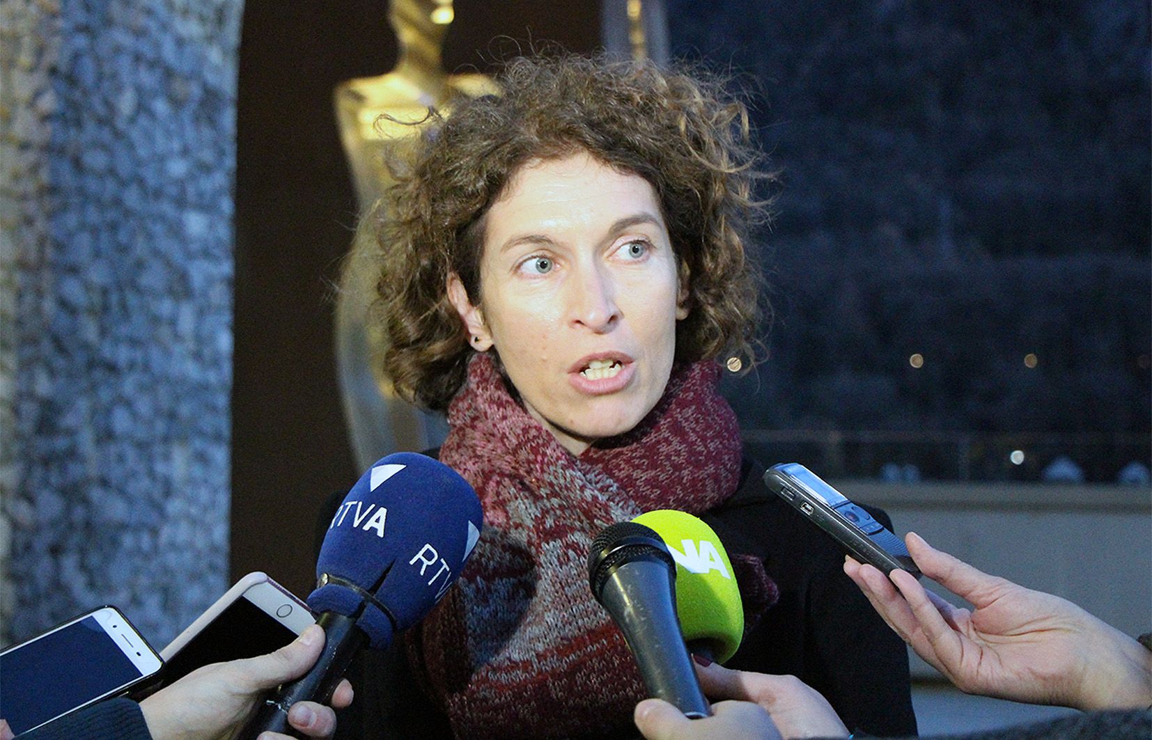 La ministra d\'Afers Exteriors, Maria Ubach, durant la compareixença mig improvisada.