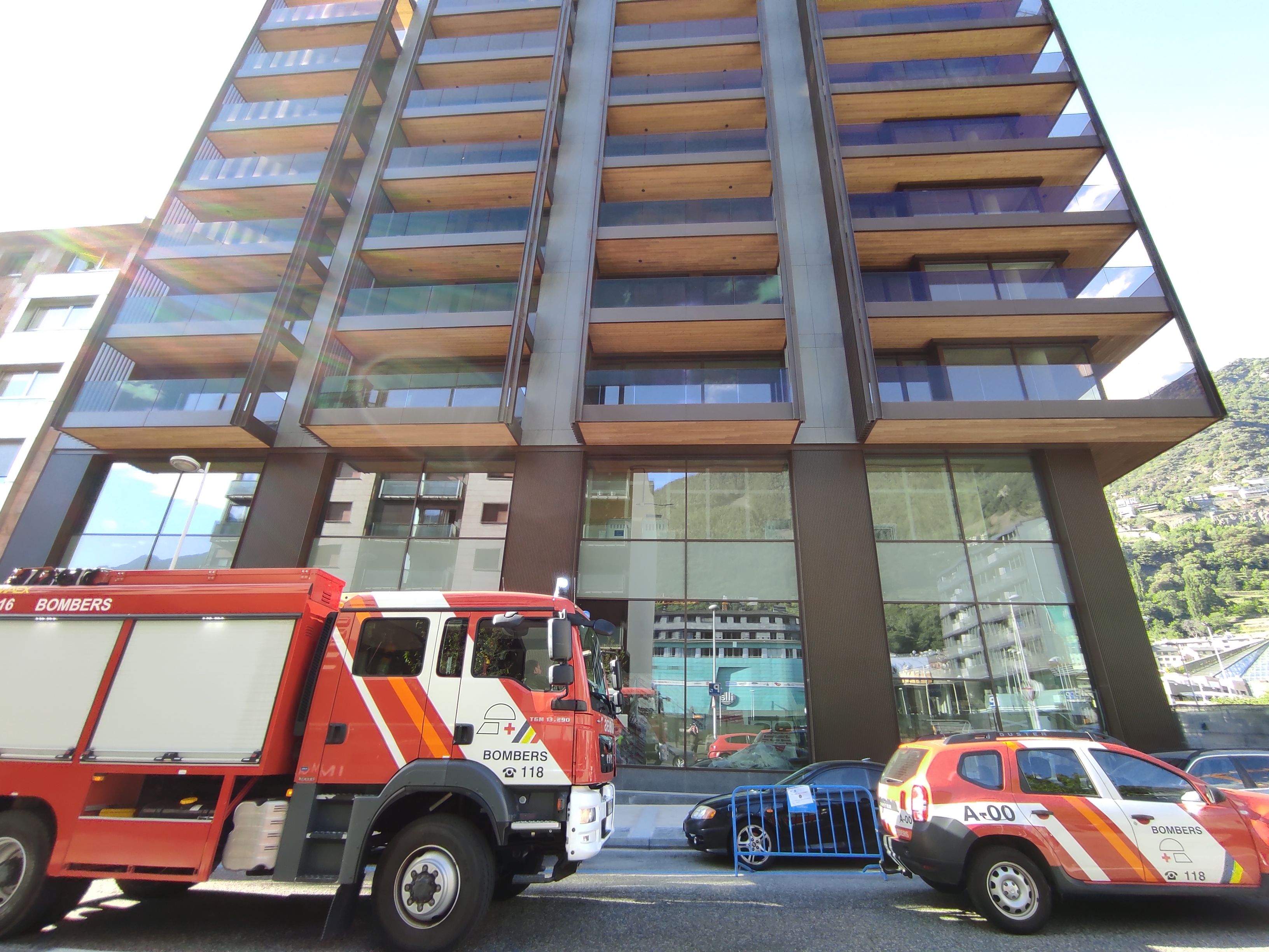 Dos vehicles dels bombers davant l'accés principal a la torre.