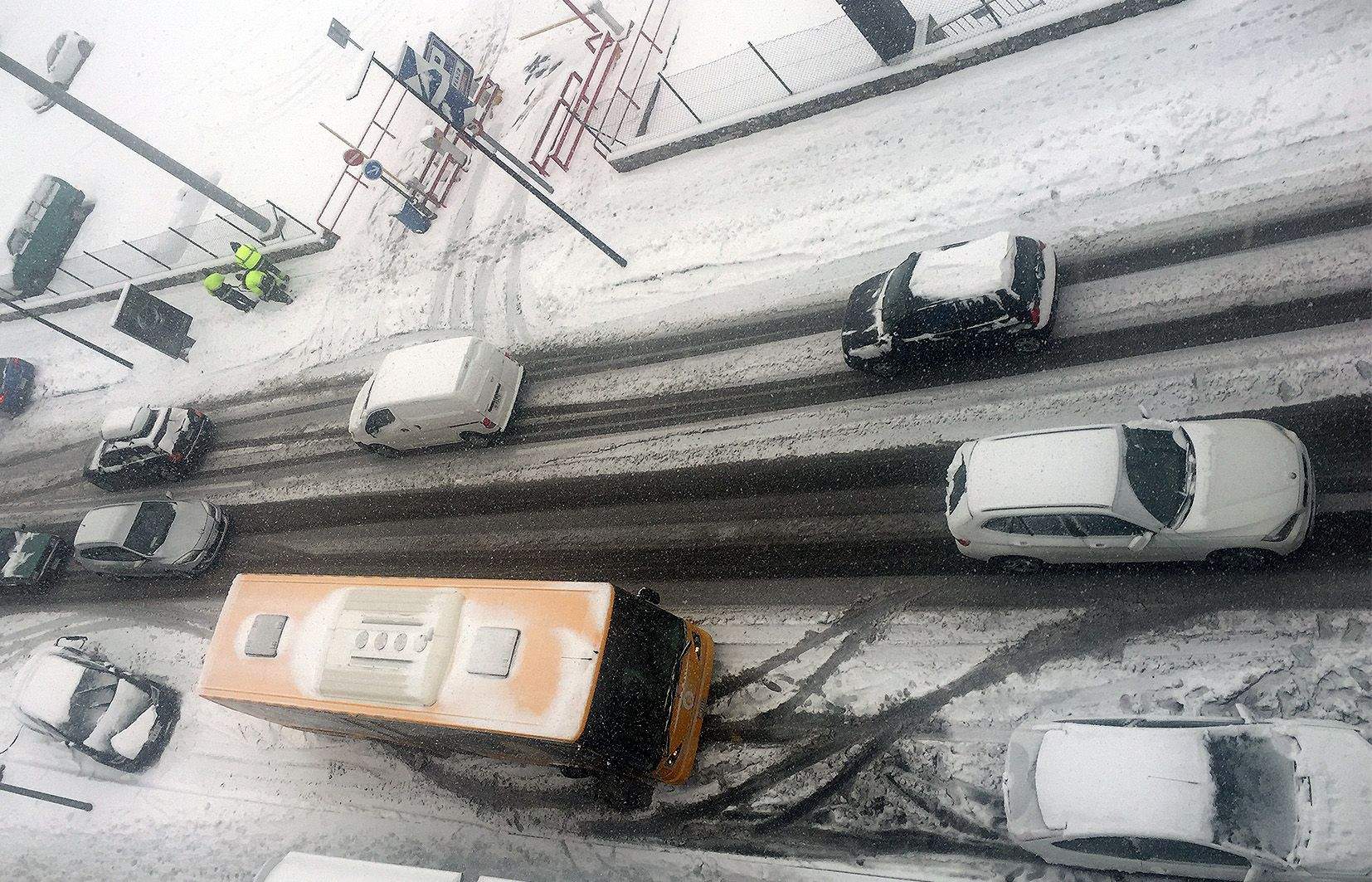 Circulació en un carrer de la Unió afectat per la nevada.