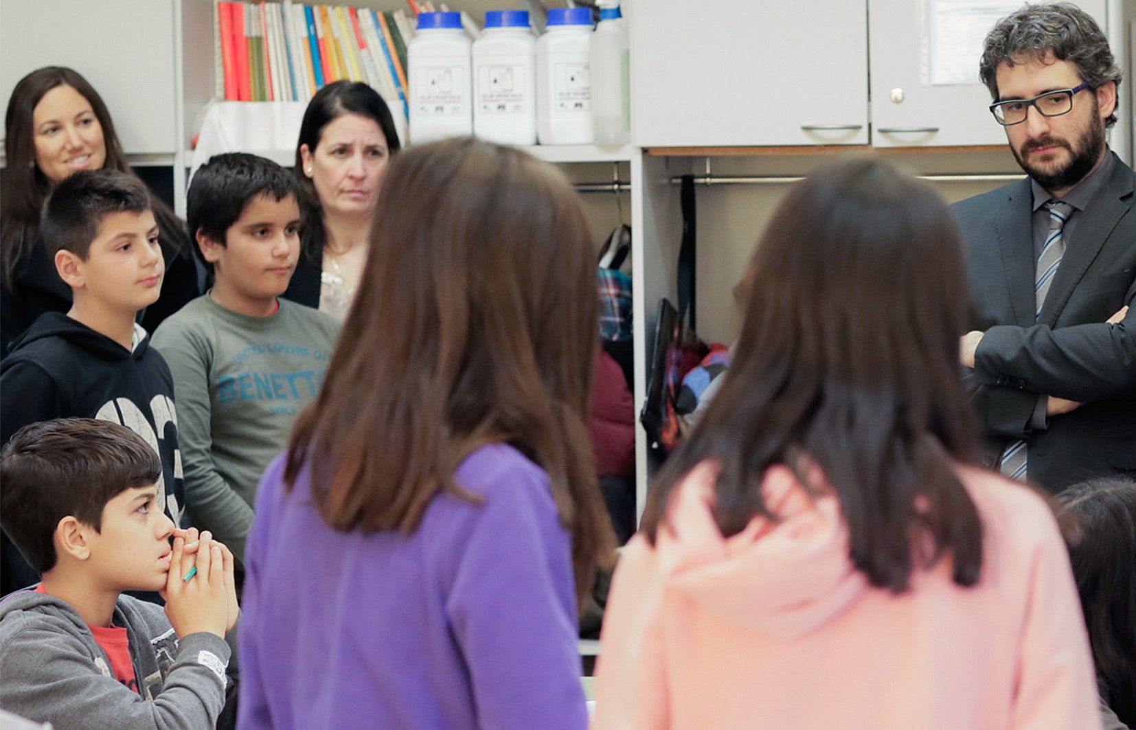 El ministre d\'Educació, Eric Jover (dreta), durant la visita a una escola.