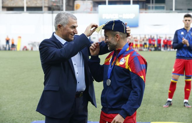 El president de la federació de fútbol, Fèlix Álvarez, ha entregat la boina a Marc Pujol per les seves 100 internacionalitats.