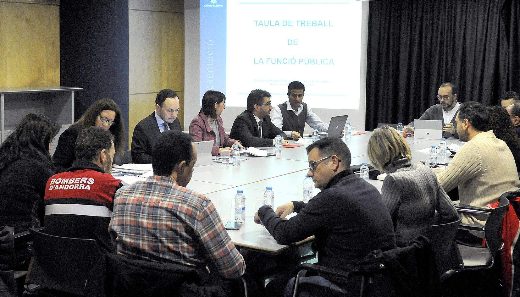 Un moment de la trobada d\'aquest matí a la planta baixa de l\'edifici administratiu.