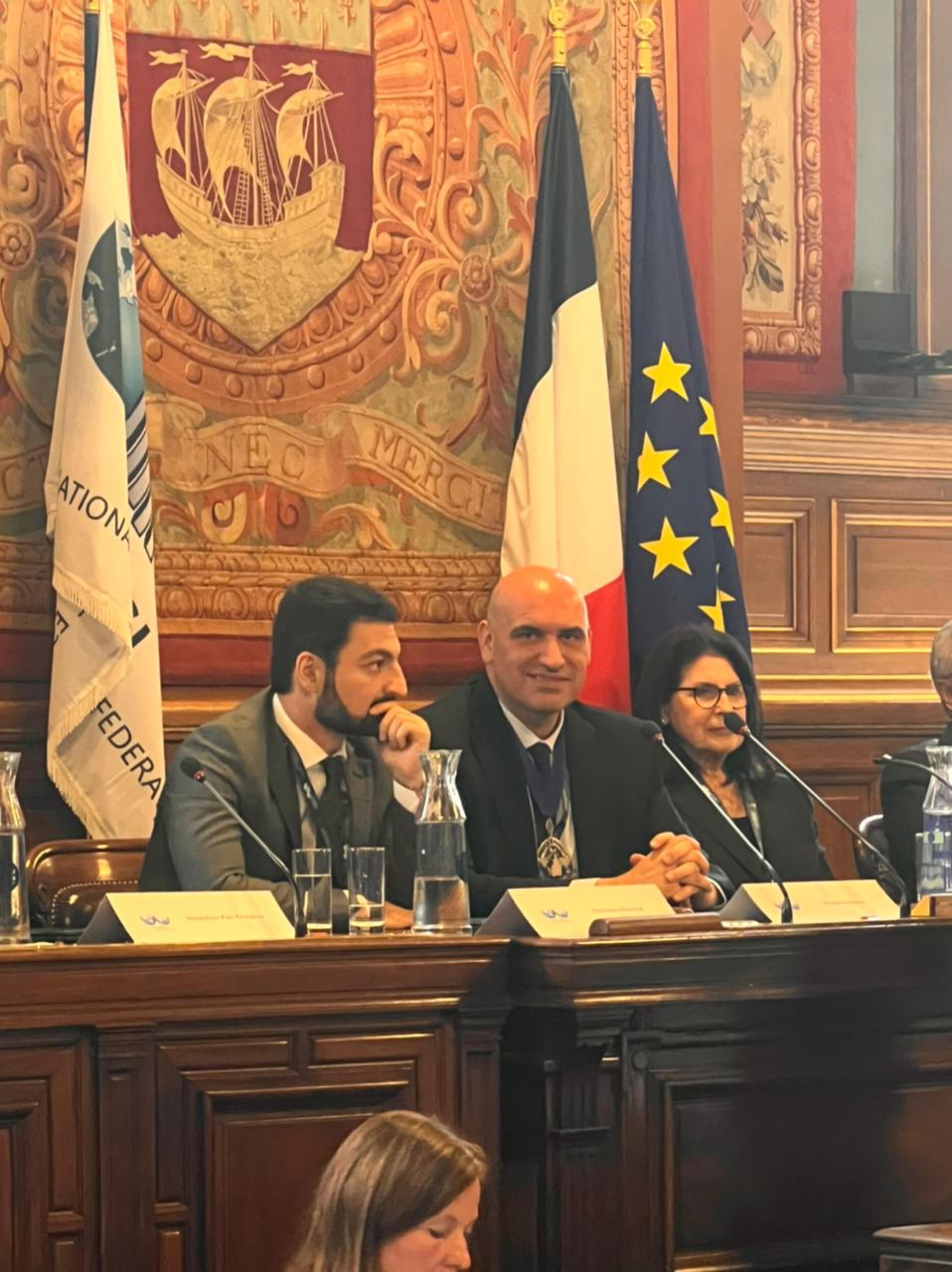 Jordi Ribó, al centre, en l'acte que es fa a París.