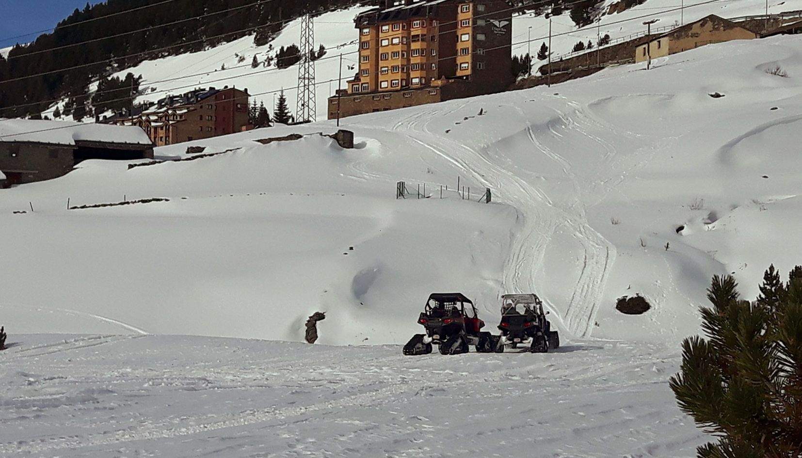 Buguis en una esplanada nevada just davant d\'apartaments de Bordes d\'Envalira.