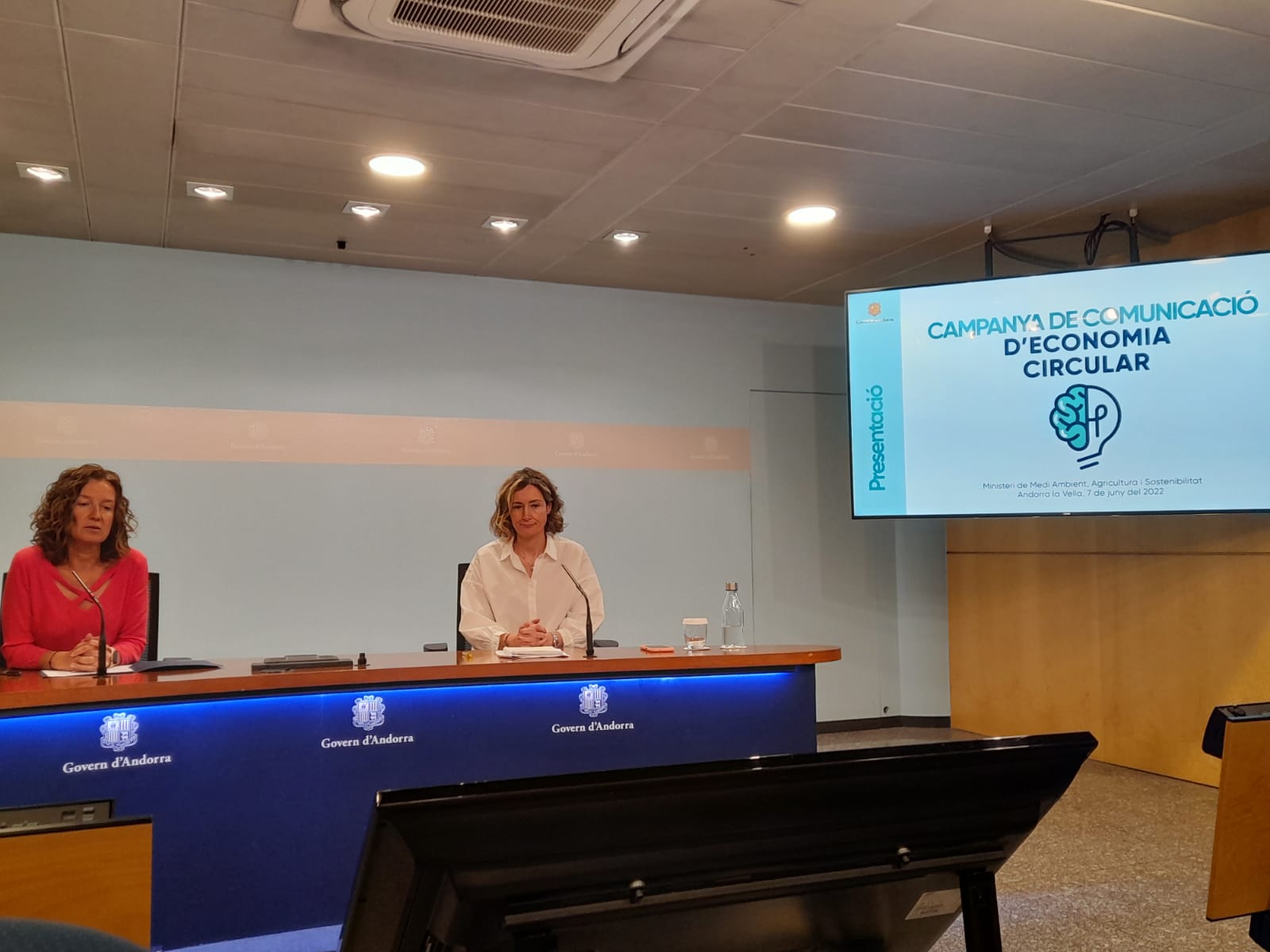 La ministra de Medi Ambient, Sílvia Calvó, i la directora del departament, Sílvia Ferrer, explicant els detalls de la campanya de comunicació d'economia circular.