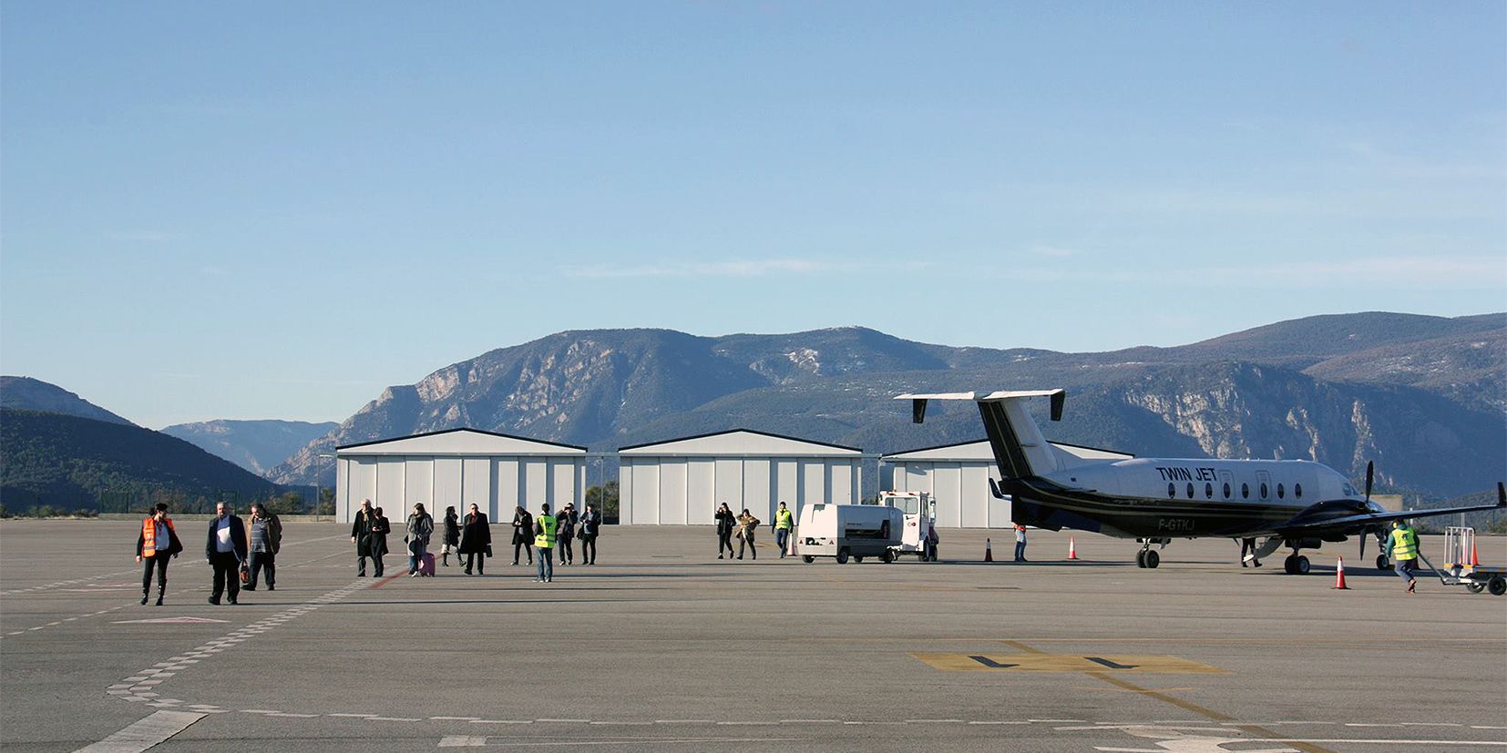 Passatgers d\'un dels vols organitzats per Viatges Regina arribant a l\'aeroport de la Seu. Passatgers d\'un dels vols organitzats per Viatges Regina arribant a l\'aeroport de la Seu.