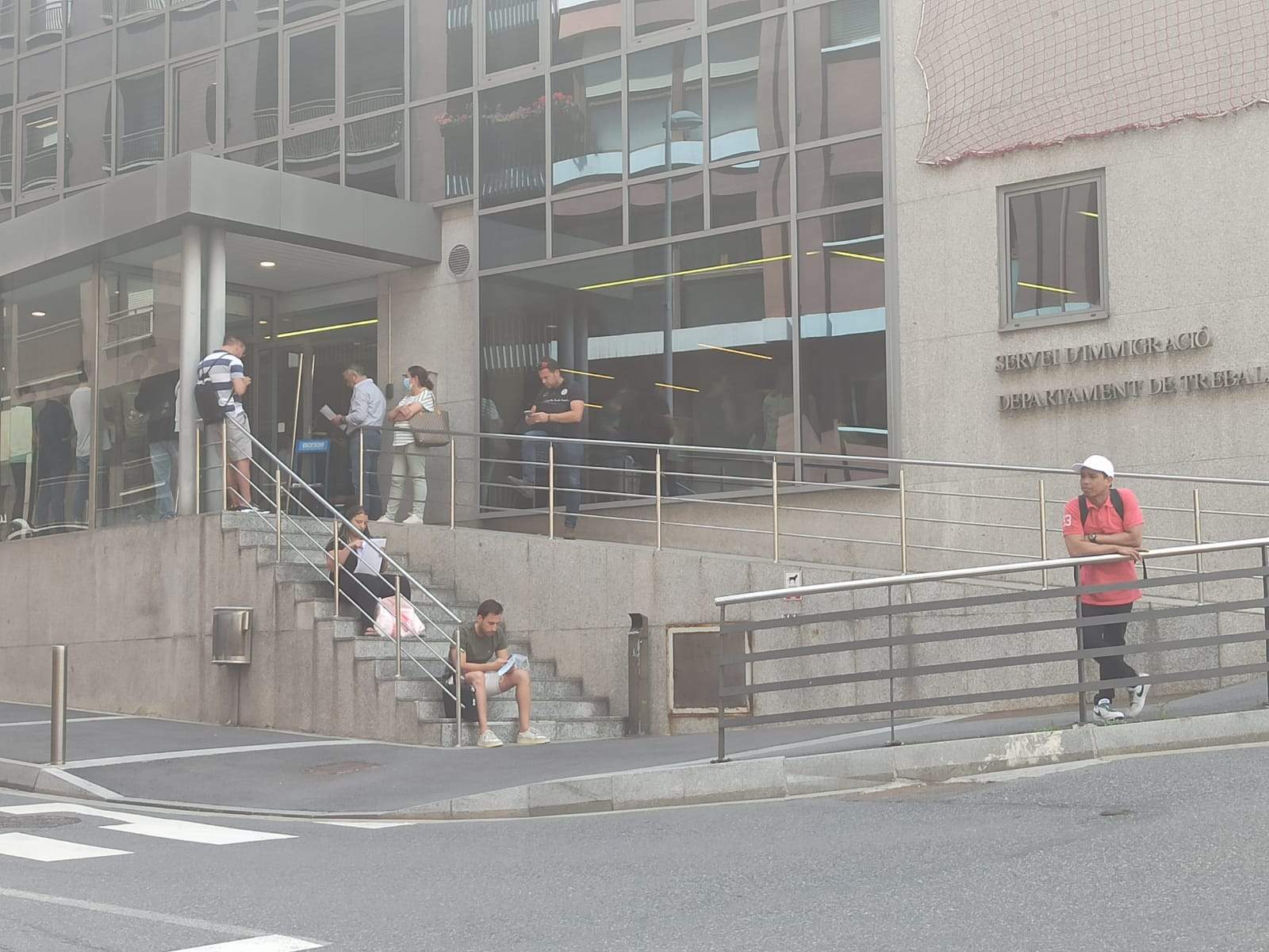 Cua a la porta d'immigració aquest dimarts.