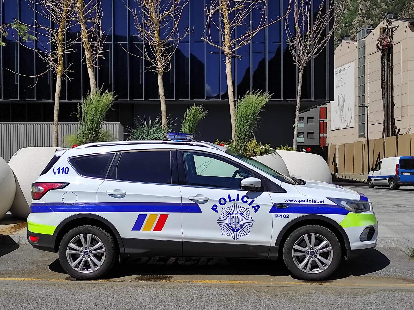 Un cotxe policial en les immediacions de la Seu de la Justícia.