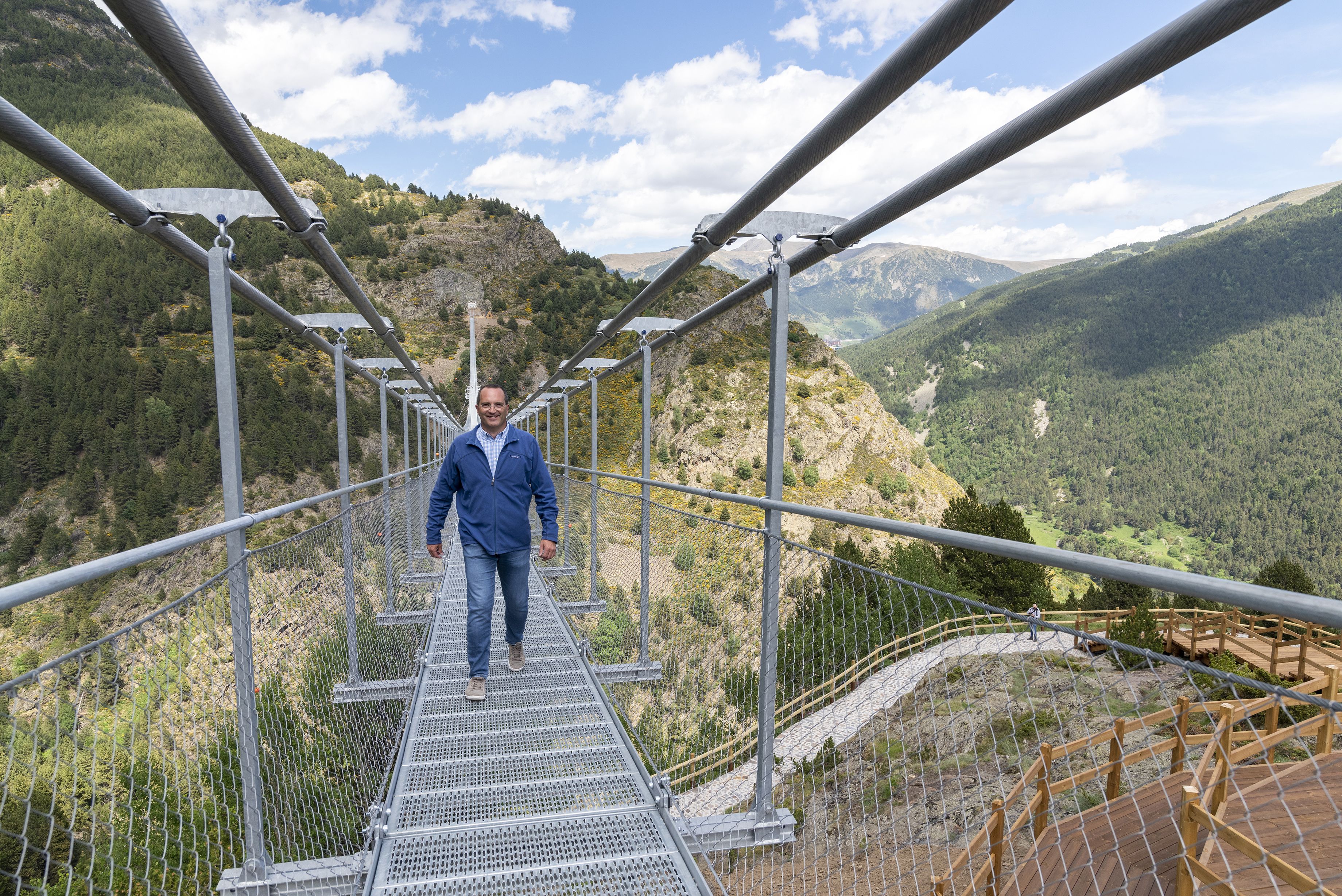 Aitor Osorio creuant el pont tibetà.