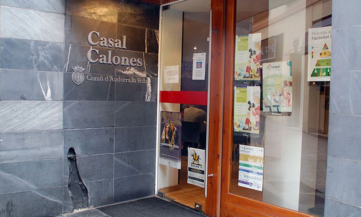 Porta d'entrada al Casal Calones