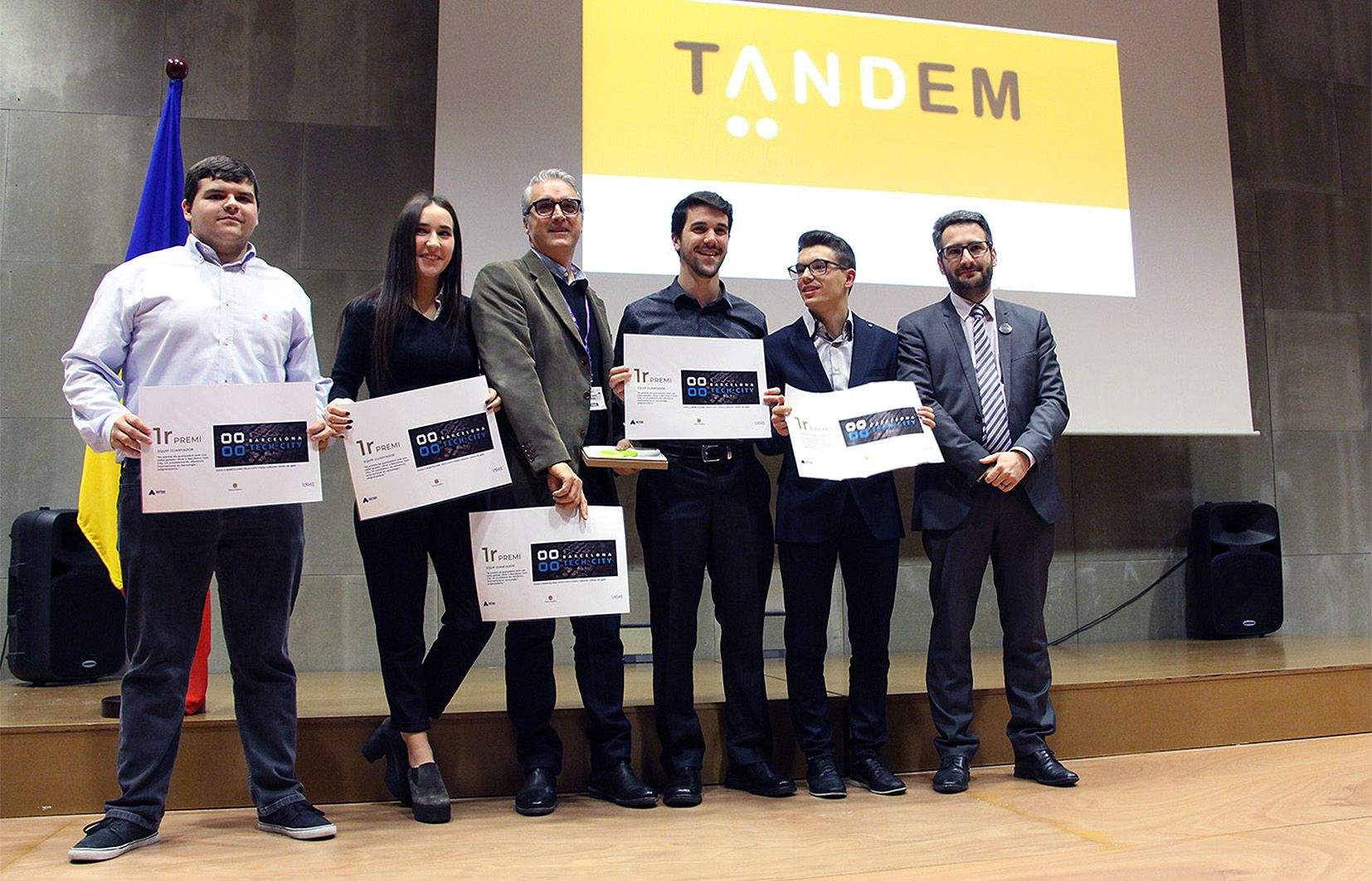 Equip guanyador amb el ministre d'Educació i Ensenyament Superior, Eric Jover.