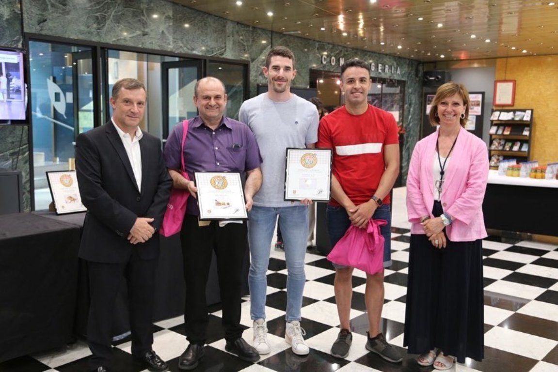 Els responsables dels establiments guanyadors amb els cònsols de Sant Julià.