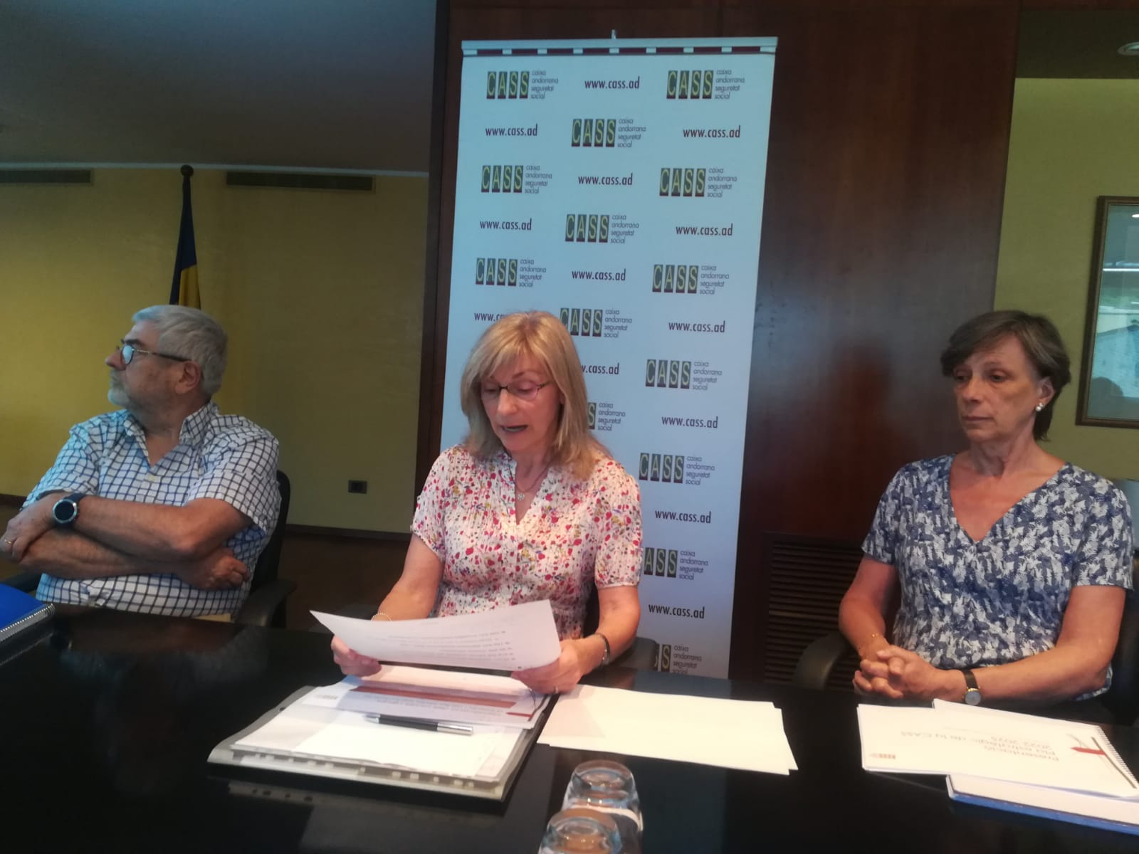 La presidenta del Consell d'Administració de la CASS, Montserrat Capdevila (centre) durant un acte amb mitjans.