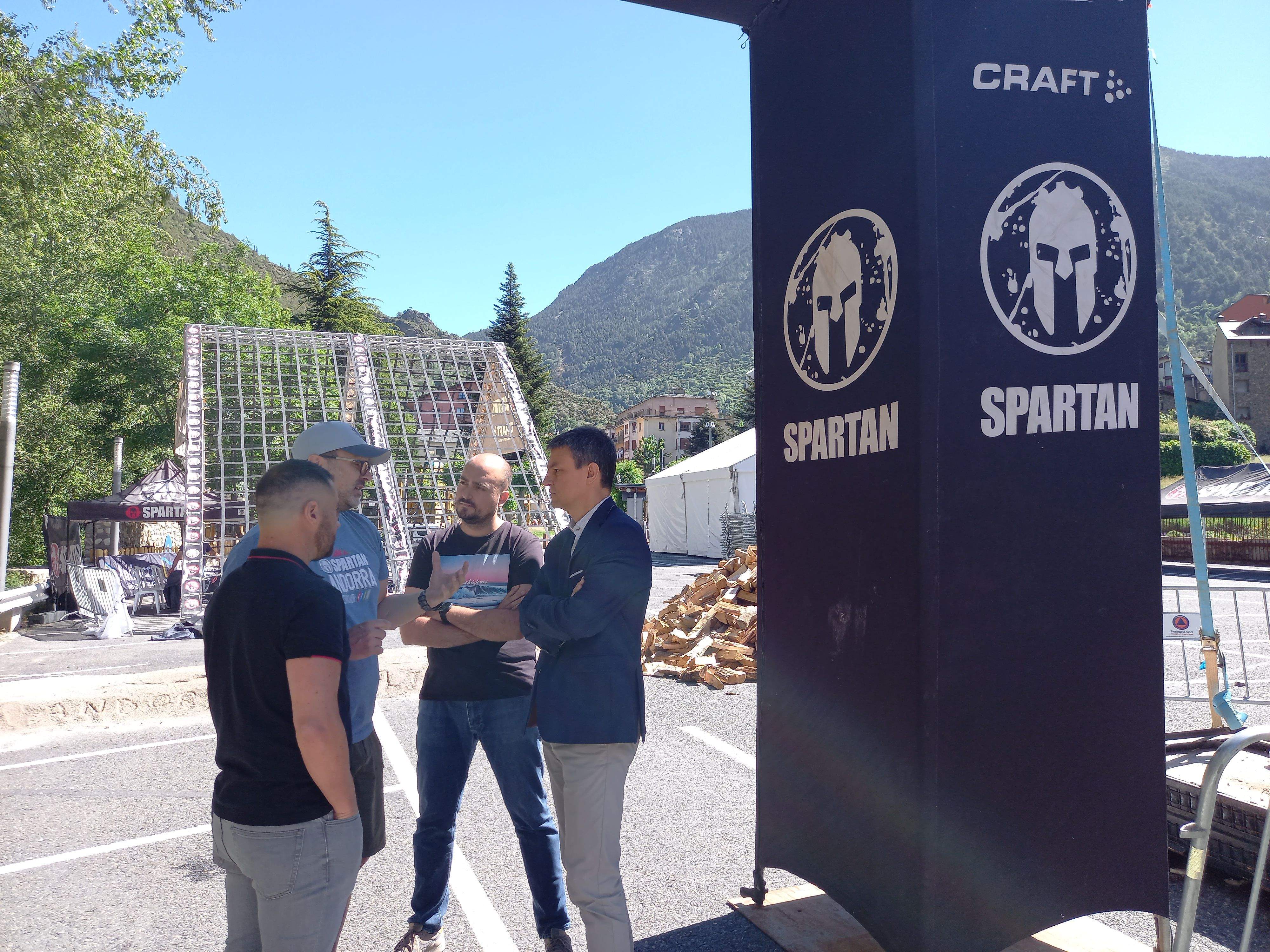 Marot, Sanz i Torres parlen amb el també conseller Xavier Fernández, al costat de la sortida de les proves.