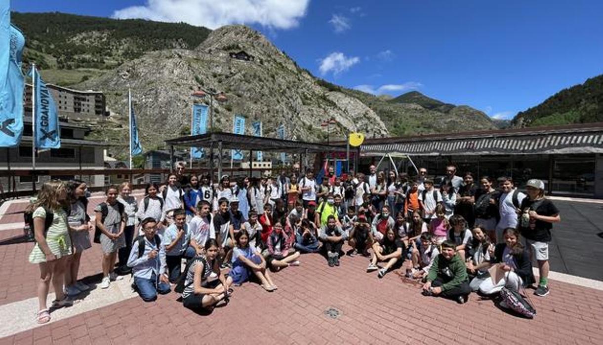 Escolars i autoritats abans del dinar a Canillo.