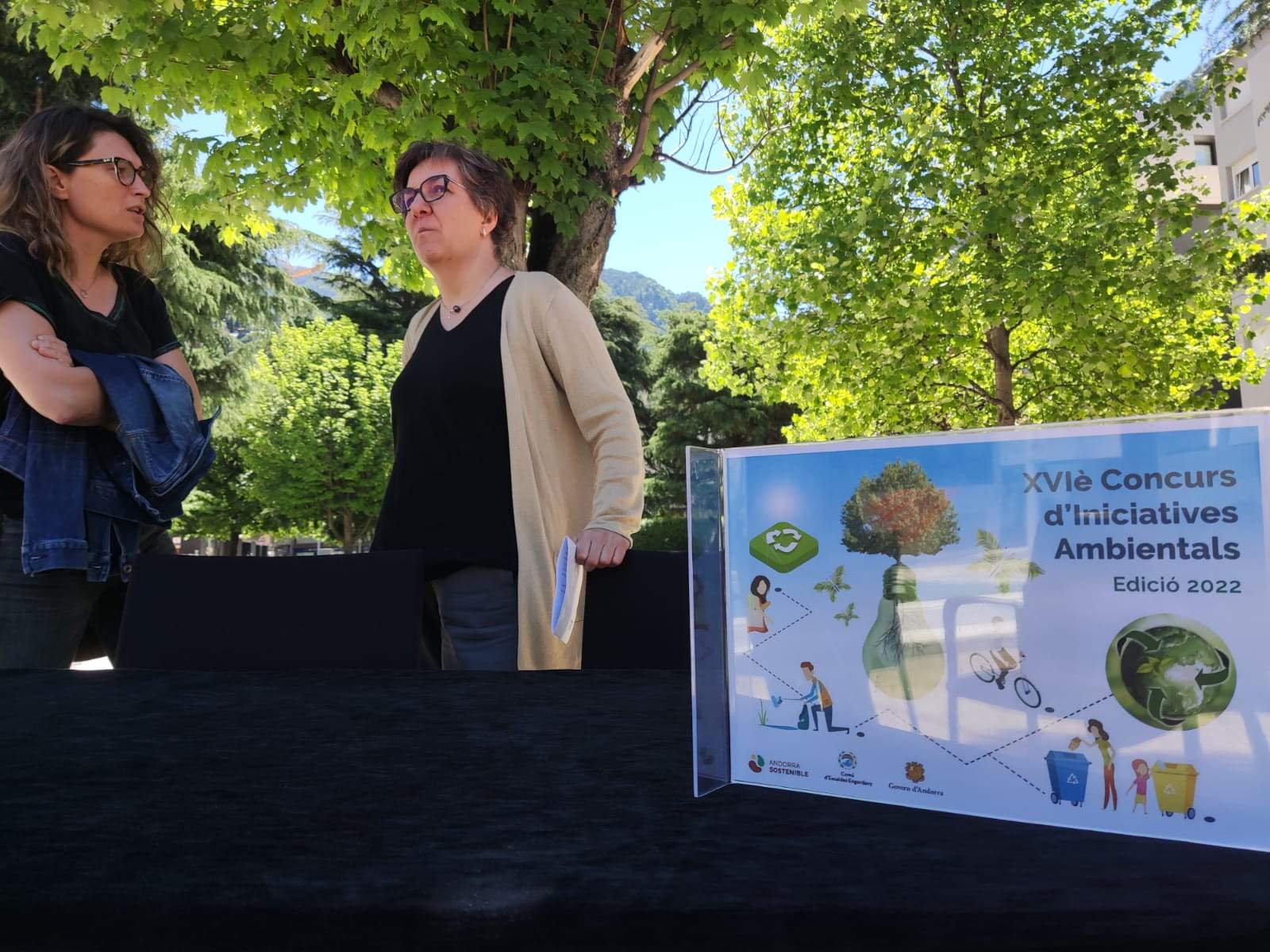 La tècnica del departament de Medi Ambient del Govern, Laura Coll i la consellera de Medi Ambient d'Escaldes-Engordany, Cèlia Vendrell.