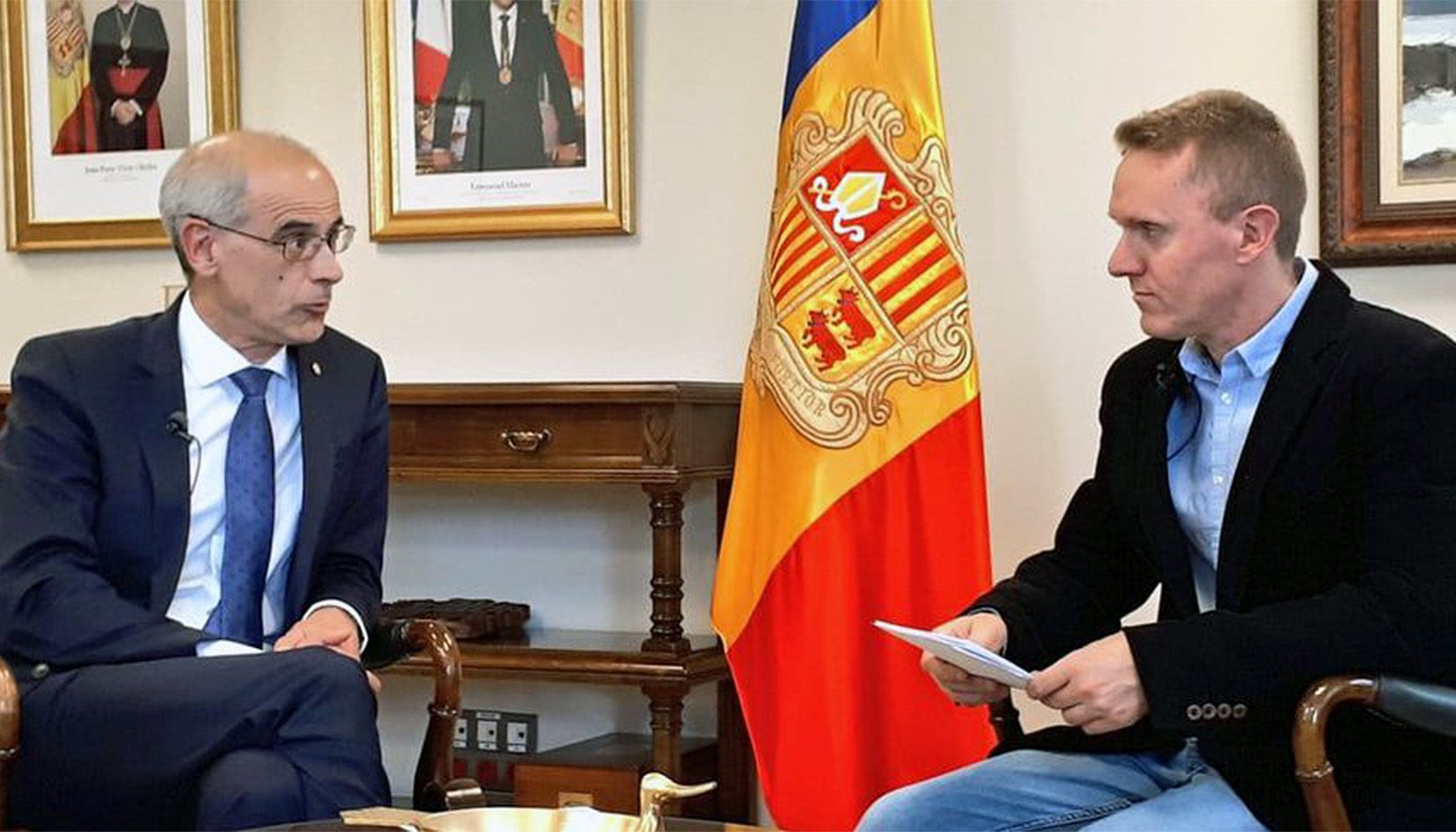 El cap de Govern, Toni Martí, durant l\'entrevista realitzada per Sébastien Berriot.