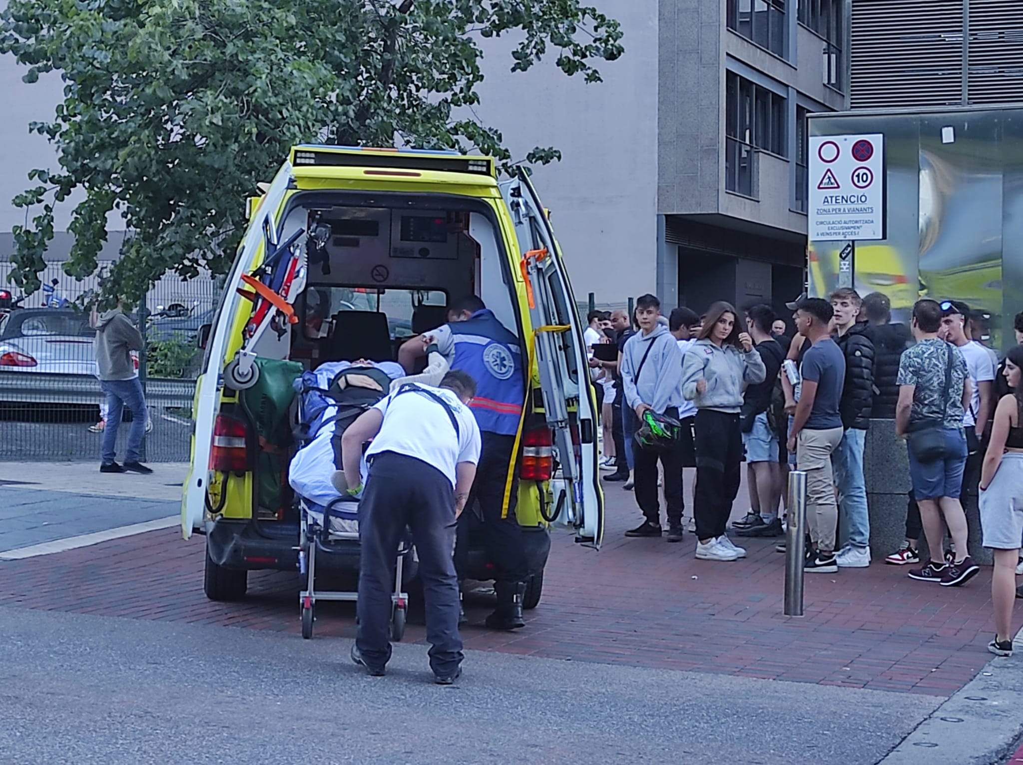 Els sanitaris introduïnt el ferit a l'interior de l'ambulància.