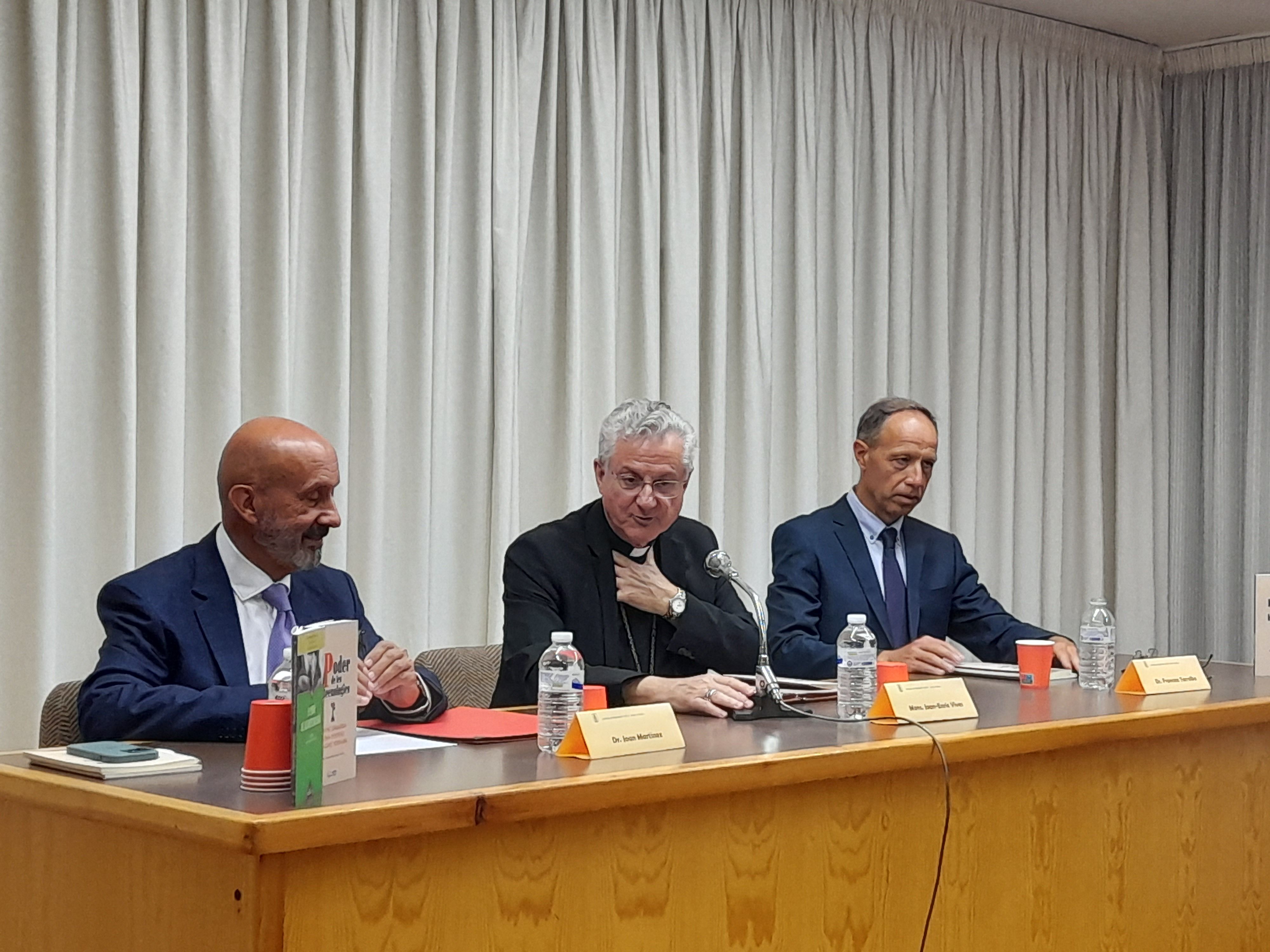 Benazet, Vives i Torralba en la presentació del llibre 'El poder de la biotecnologia'