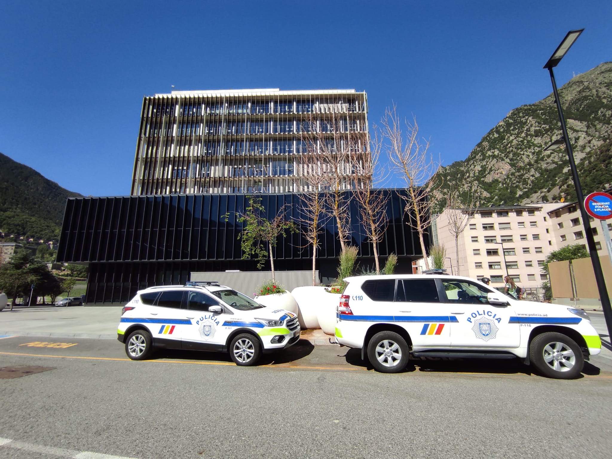 Dos cotxes de policia just davant de la Seu de la Justícia.