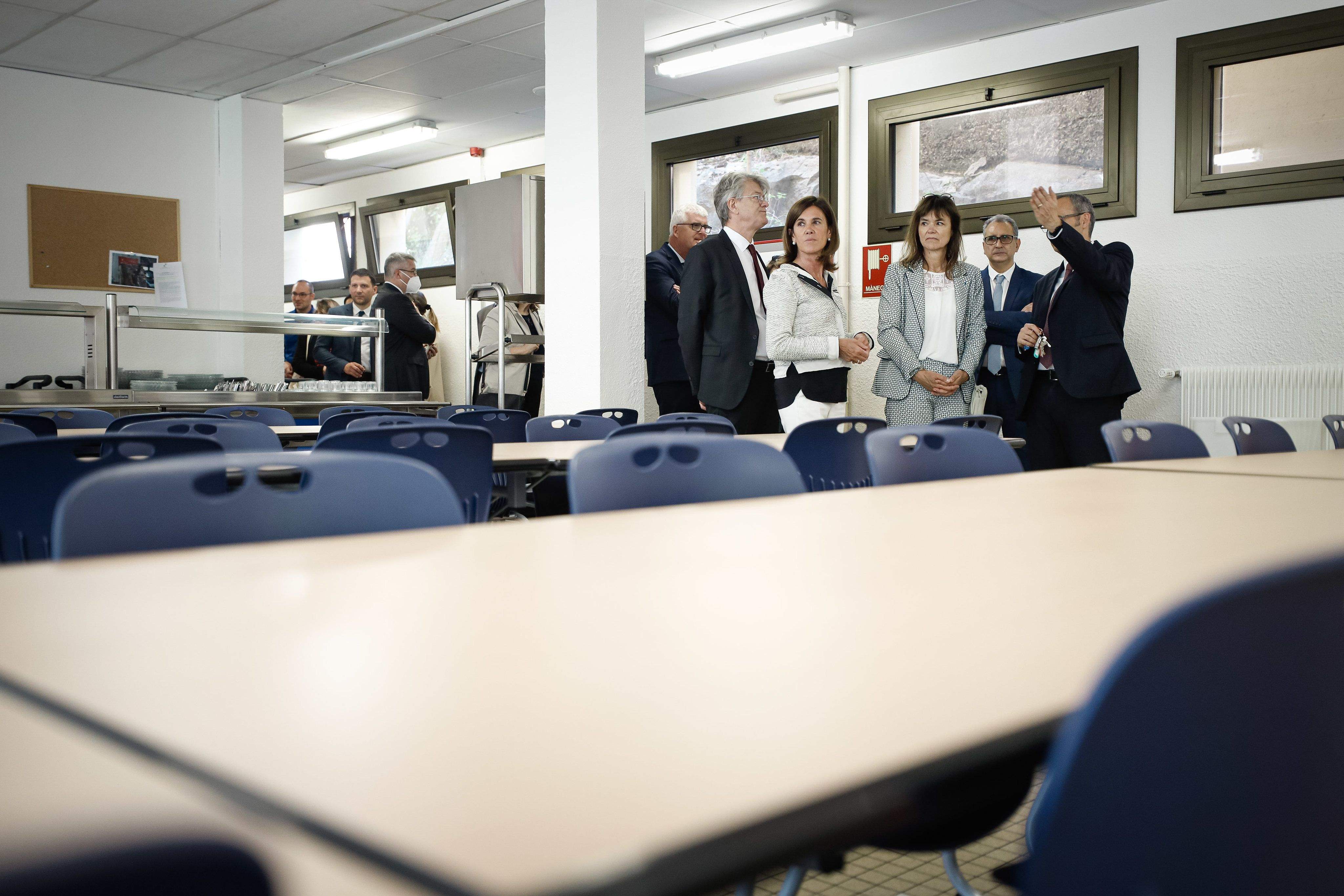 La delegació francesa ha visitat diferents centres educatius al país.