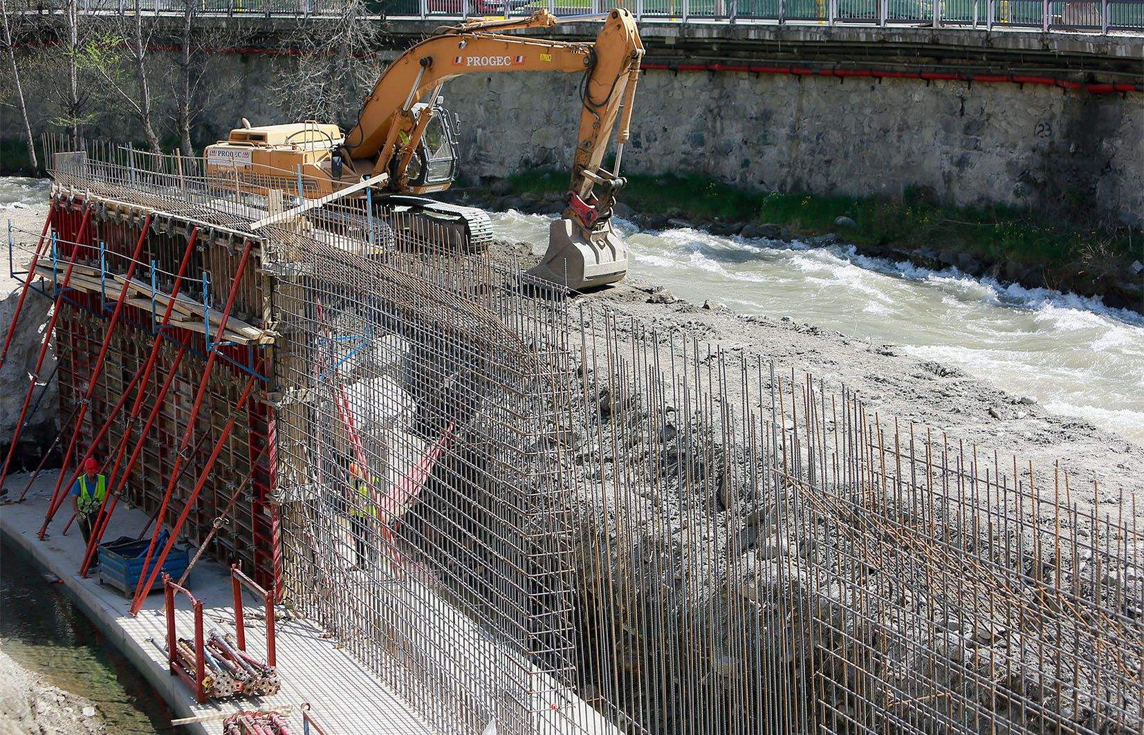 Una màquina treballa a les obres del vial lauredià.